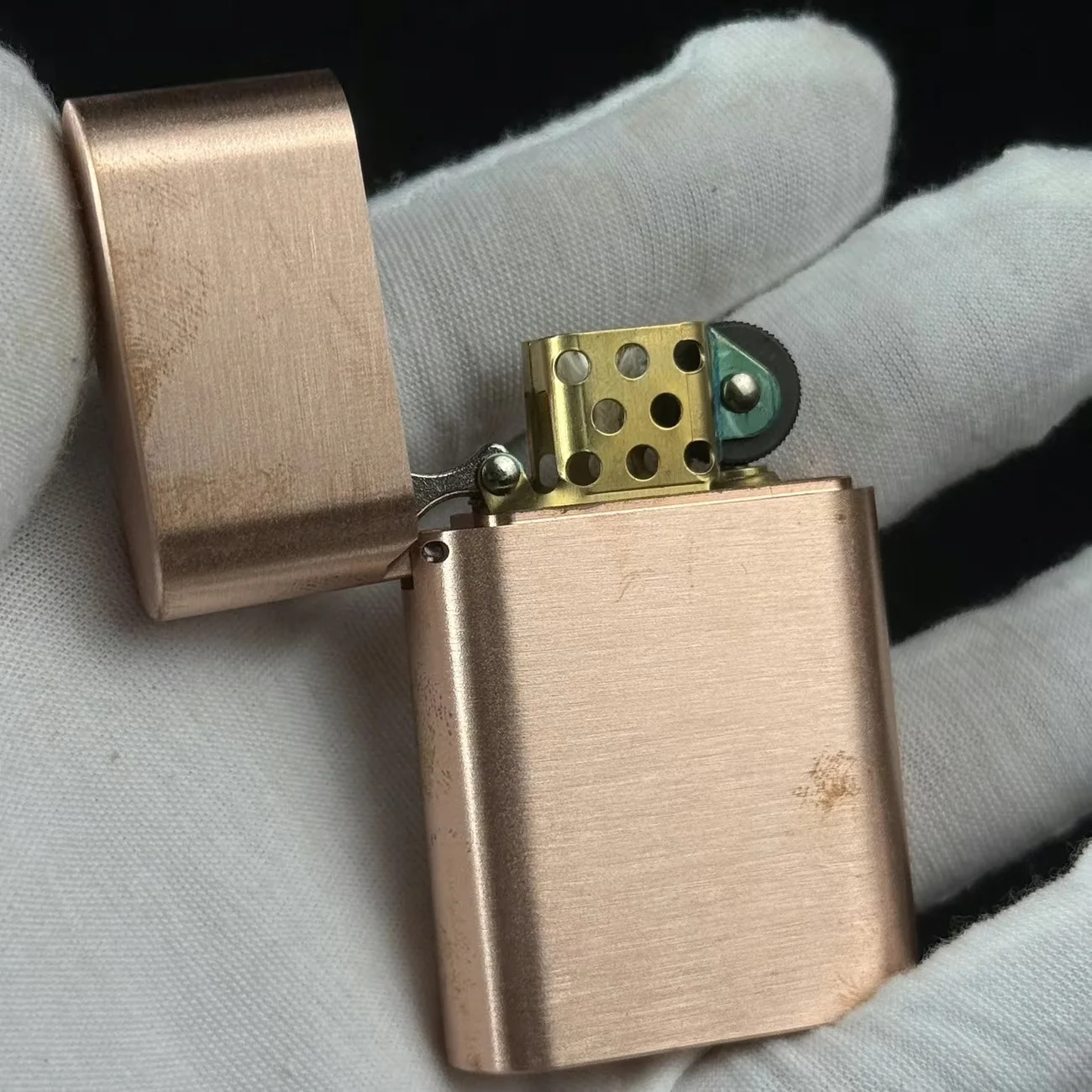 Металлическая нежная керосиновая зажигалка с ЧПУ, выдолбленное зажигание старого шлифовального круга, креативная гравировка, ветрозащитная зажигалка на заказ 
Металлическая нежная керосиновая зажигалка с ЧПУ, выдолбленное зажигание старого шлифовального круга, креативная гравировка, ветрозащитная зажигалка на заказ