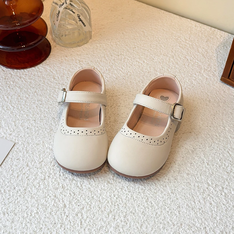 Новая детская кожаная обувь, простая трендовая повседневная обувь для девочек, черно-белая школьная обувь с мягкой подошвой, детская модная обувь на плоской подошве, однотонная
Новая детская кожаная обувь, простая трендовая повседневная обувь для девочек, черно-белая школьная обувь с мягкой подошвой, детская модная обувь на плоской подошве, однотонная