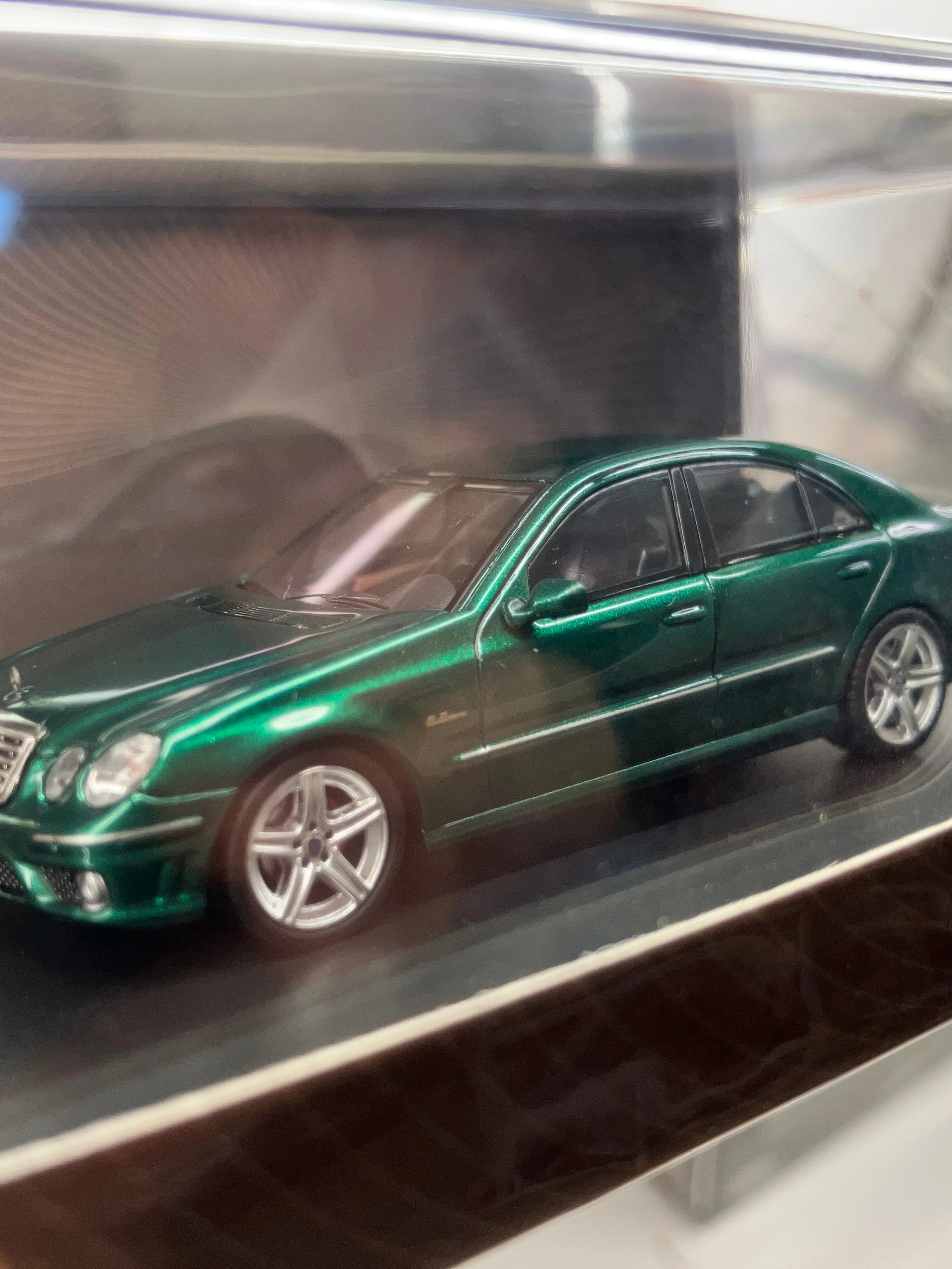 King 1/64 MB E63 W211 Green Diecast Model Car Collection Limited Edition Alloy
King 1/64 MB E63 W211 Green Diecast Model Car Collection Limited Edition Alloy