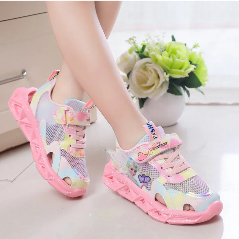 Детская повседневная обувь для пляжа Летняя обувь с сеткой и светодиодной подсветкой для девочек, обувь принцессы Эльзы, противоскользящая обувь с мягкой подошвой, розово-фиолетовая обувь, размер 23-37
Детская повседневная обувь для пляжа Летняя обувь с сеткой и светодиодной подсветкой для девочек, обувь принцессы Эльзы, противоскользящая обувь с мягкой подошвой, розово-фиолетовая обувь, размер 23-37