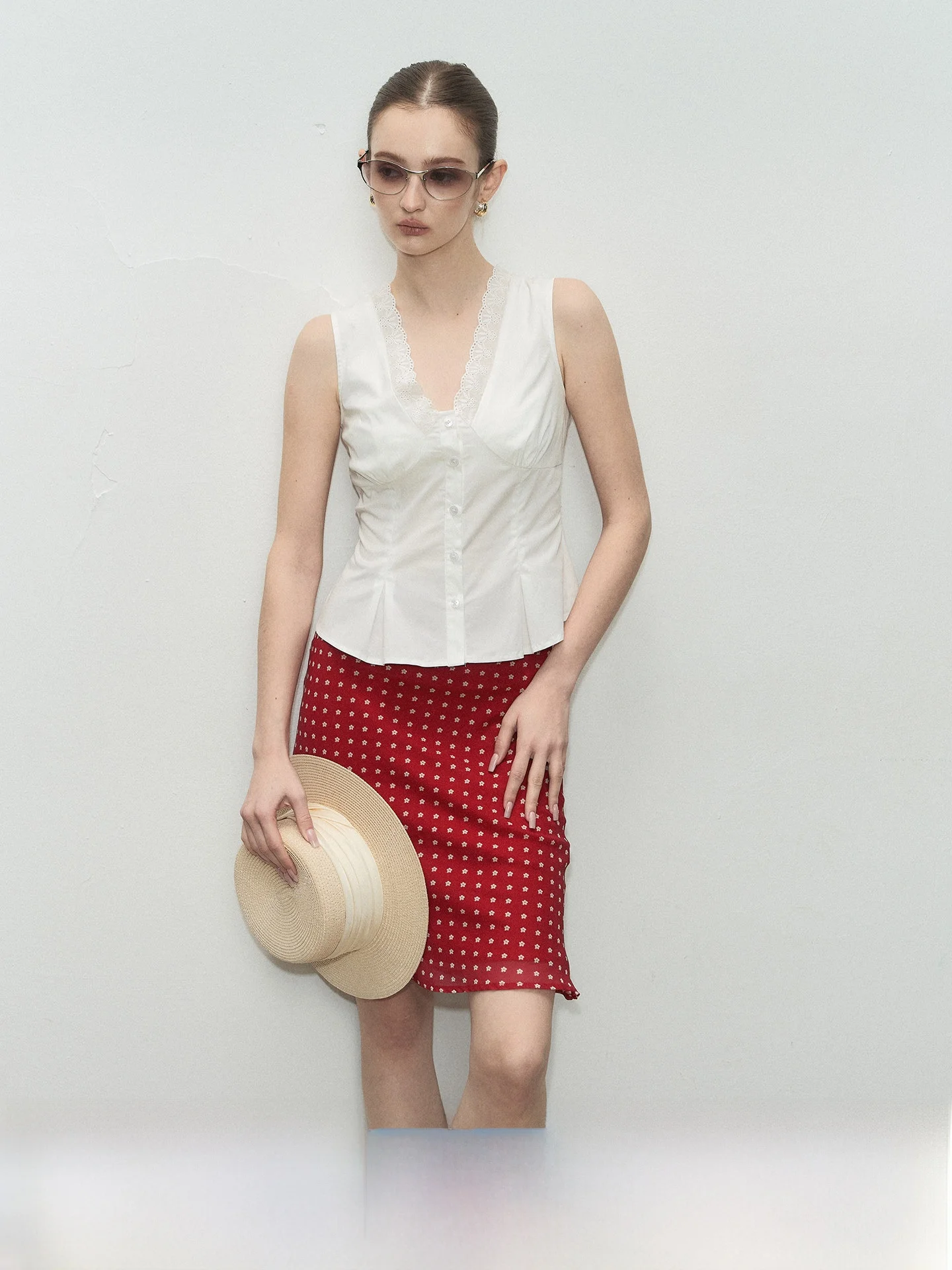 Elegant White Lace Shirt V-neck Holiday Atmosphere Fumisme Summer Outfit Women's Slim Fit Short Length Outerwear Vest
Elegant White Lace Shirt V-neck Holiday Atmosphere Fumisme Summer Outfit Women's Slim Fit Short Length Outerwear Vest