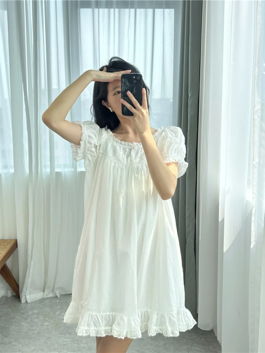 Ruffle edge dress with spring bubble sleeves, round neck tie up with hollow lace, loose fitting, comfortable and easy to wear
Ruffle edge dress with spring bubble sleeves, round neck tie up with hollow lace, loose fitting, comfortable and easy to wear