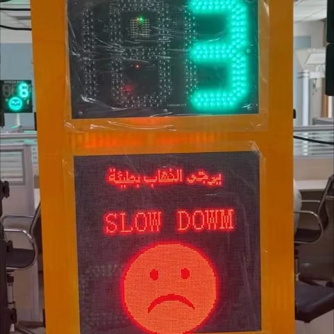 Radar Speed Signboards With 3 Digits LED Display And Smiling Face Have Different Language Used For School Zone Towards To Dubai
Radar Speed Signboards With 3 Digits LED Display And Smiling Face Have Different Language Used For School Zone Towards To Dubai