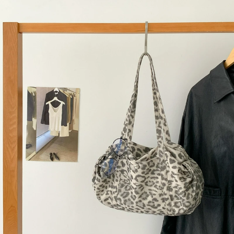 Женские текстурированные простые сумки на плечо Maillard, маленькие удобные универсальные сумки для хранения, новая сумка в корейском стиле с ручкой большой емкости
Женские текстурированные простые сумки на плечо Maillard, маленькие удобные универсальные сумки для хранения, новая сумка в корейском стиле с ручкой большой емкости