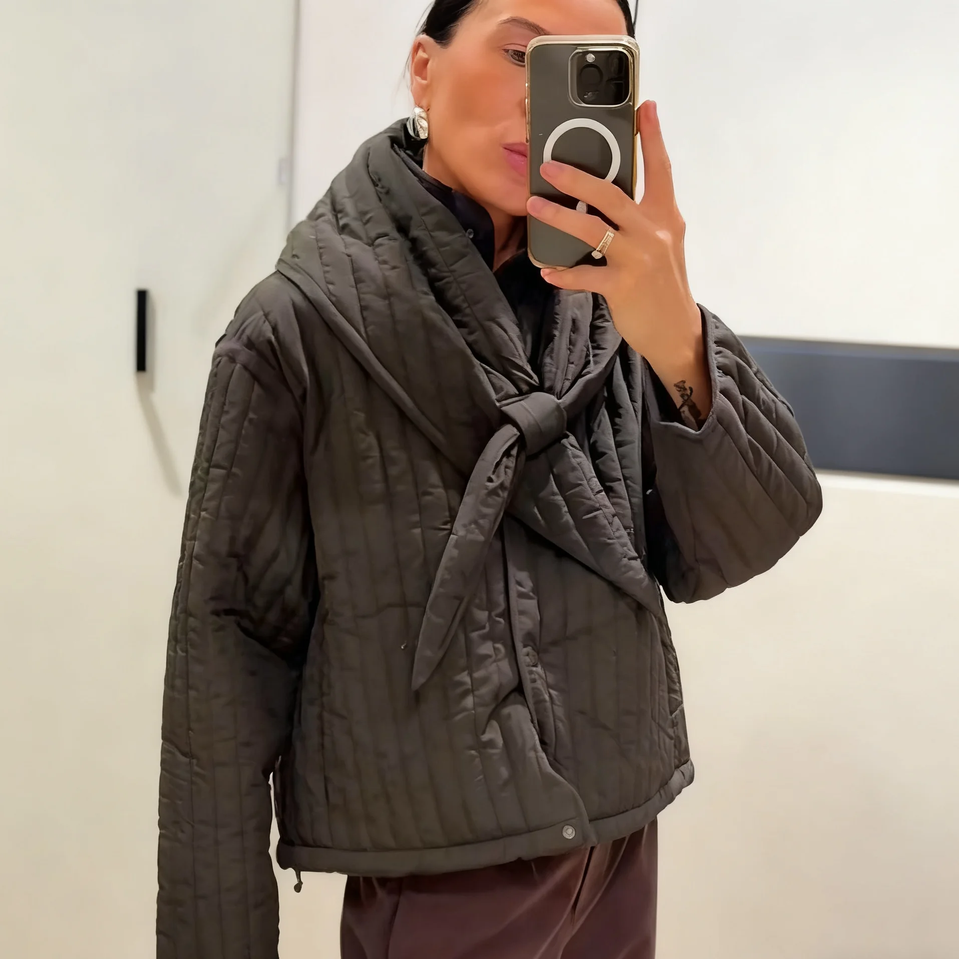 Шикарные модные куртки на хлопковой подкладке. Дизайнерское стильное женское полупальто. Съемный шарф. Осень 2021. Теплая зимняя женская уличная одежда. 
Шикарные модные куртки на хлопковой подкладке. Дизайнерское стильное женское полупальто. Съемный шарф. Осень 2021. Теплая зимняя женская уличная одежда.