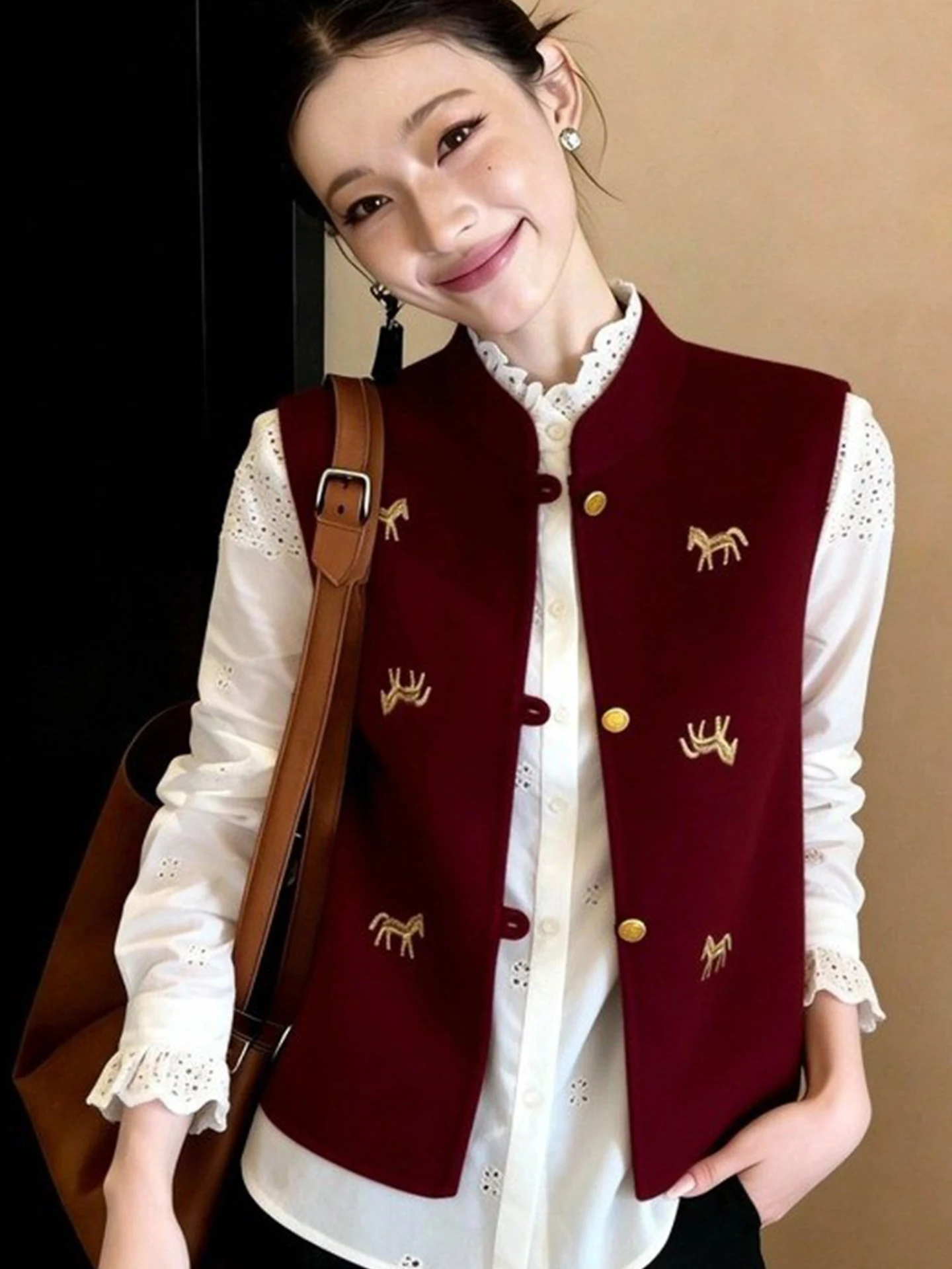 Ele Red Svel Embroidered Jaet Vest Set for Women Perfect for Spring And Chinese Zodiac Year Faionable Casual Sle
Ele Red Svel Embroidered Jaet Vest Set for Women Perfect for Spring And Chinese Zodiac Year Faionable Casual Sle