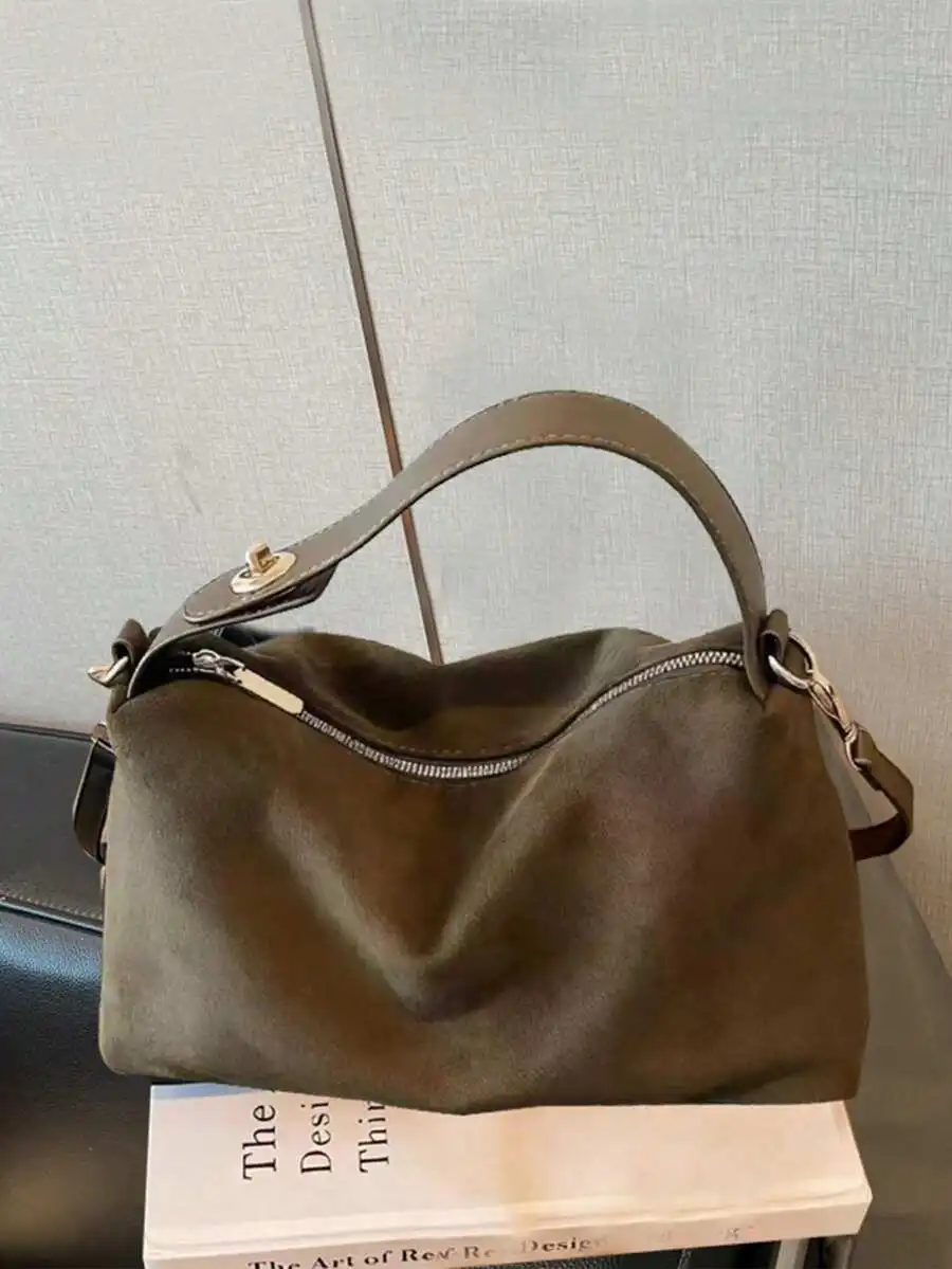 Сумка из оливковой замши с верхней ручкой и застежкой-молнией, минималистичный мягкий структурированный дизайн для повседневного использования
Сумка из оливковой замши с верхней ручкой и застежкой-молнией, минималистичный мягкий структурированный дизайн для повседневного использования