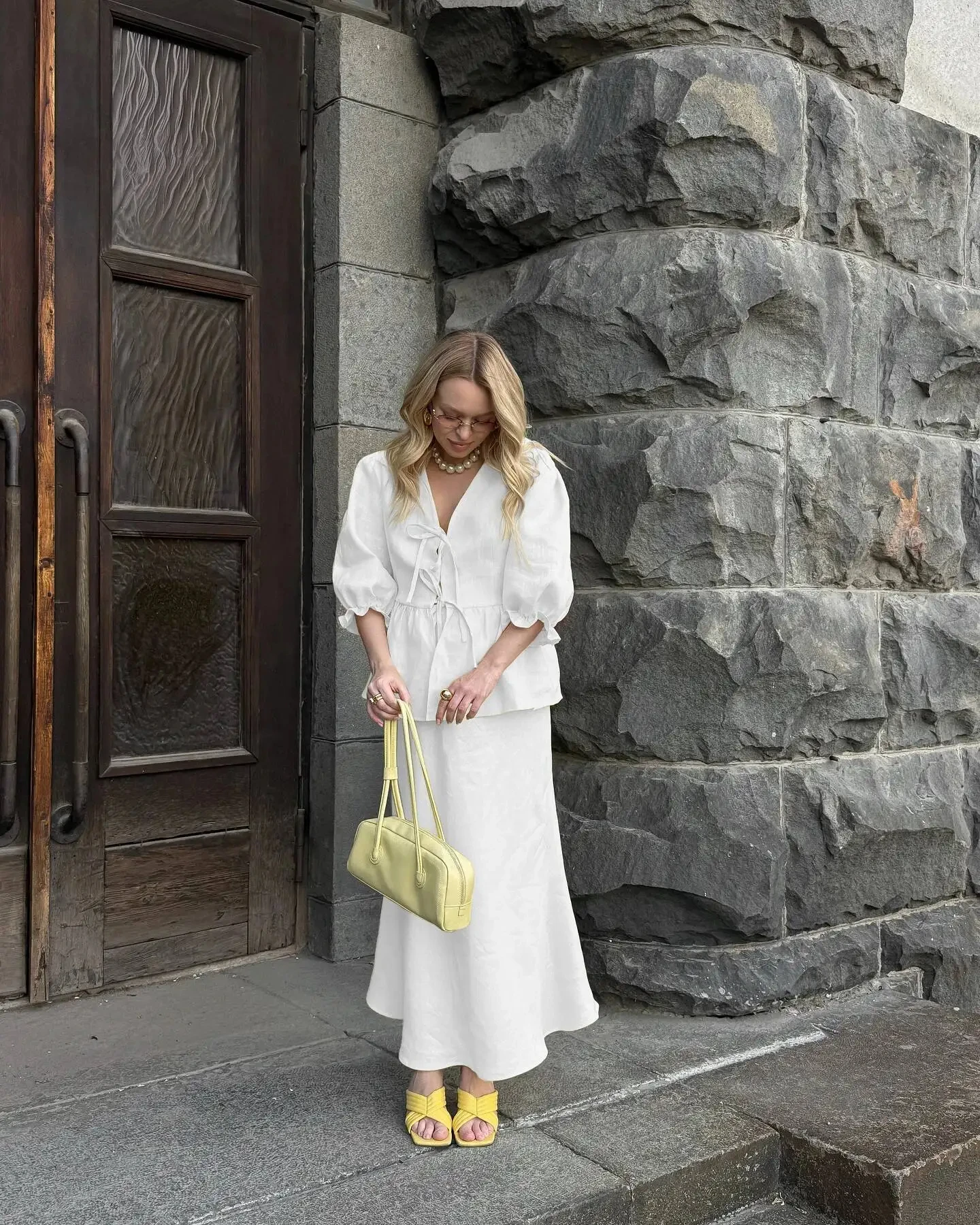 2025 Summer Women's 100% Cotton V-Neck Lace-Up Bubble Sleeve Shirt Long Skirt Set Loose Casual Two-Piece Suit
2025 Summer Women's 100% Cotton V-Neck Lace-Up Bubble Sleeve Shirt Long Skirt Set Loose Casual Two-Piece Suit