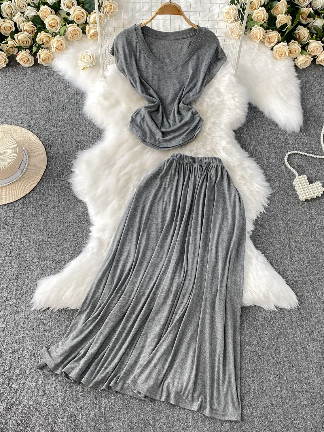 Faionable Women's Light Luxury V-ne ort Sve T-irt Set High Waist Slimming f-length Skirt Two-piece Ensemble
Faionable Women's Light Luxury V-ne ort Sve T-irt Set High Waist Slimming f-length Skirt Two-piece Ensemble