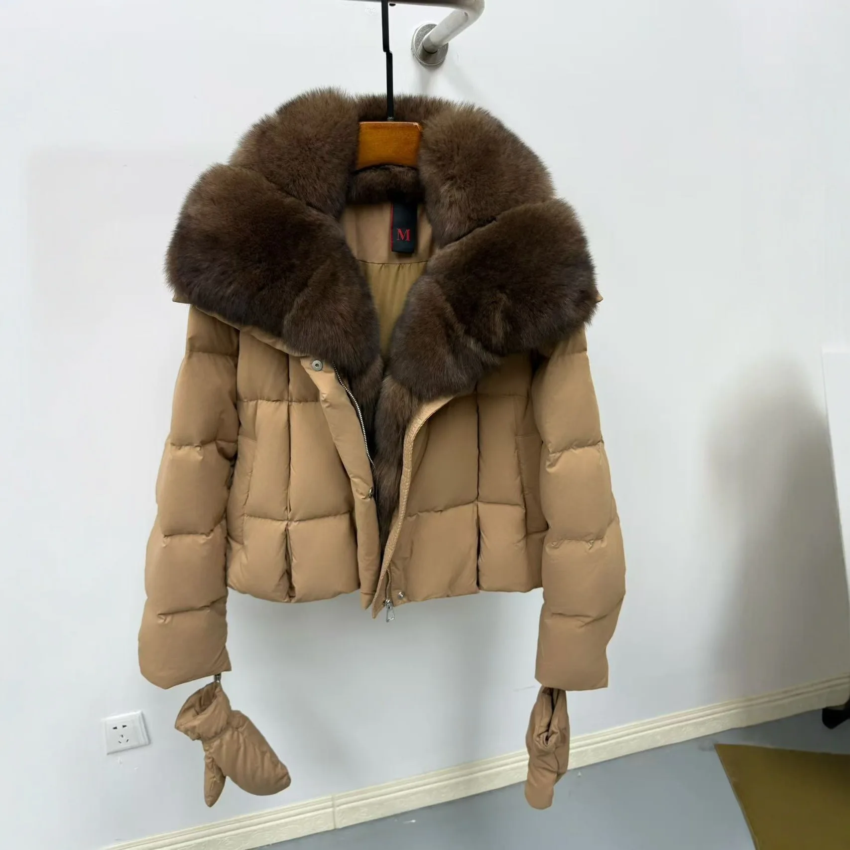 Женская повседневная теплая куртка-пуховик 2026 года, пальто-парка, верхняя одежда, пуховик класса люкс с огромным воротником из натурального меха лисы, пуховик с гусиным пухом
Женская повседневная теплая куртка-пуховик 2026 года, пальто-парка, верхняя одежда, пуховик класса люкс с огромным воротником из натурального меха лисы, пуховик с гусиным пухом