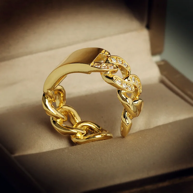 Retro Domineering 18K Gold Twisted Diamond Couple Ring For Women With Openwork Geometric Chain Halloween Gift Party Jewelry
Retro Domineering 18K Gold Twisted Diamond Couple Ring For Women With Openwork Geometric Chain Halloween Gift Party Jewelry