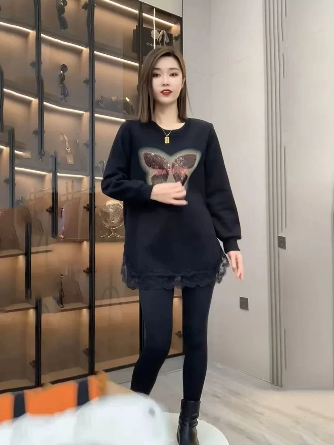 Плотный свитшот с пайетками и кружевными вставками, повседневный, универсальный, больших размеров, осенне-зимний, модный женский топ
Плотный свитшот с пайетками и кружевными вставками, повседневный, универсальный, больших размеров, осенне-зимний, модный женский топ