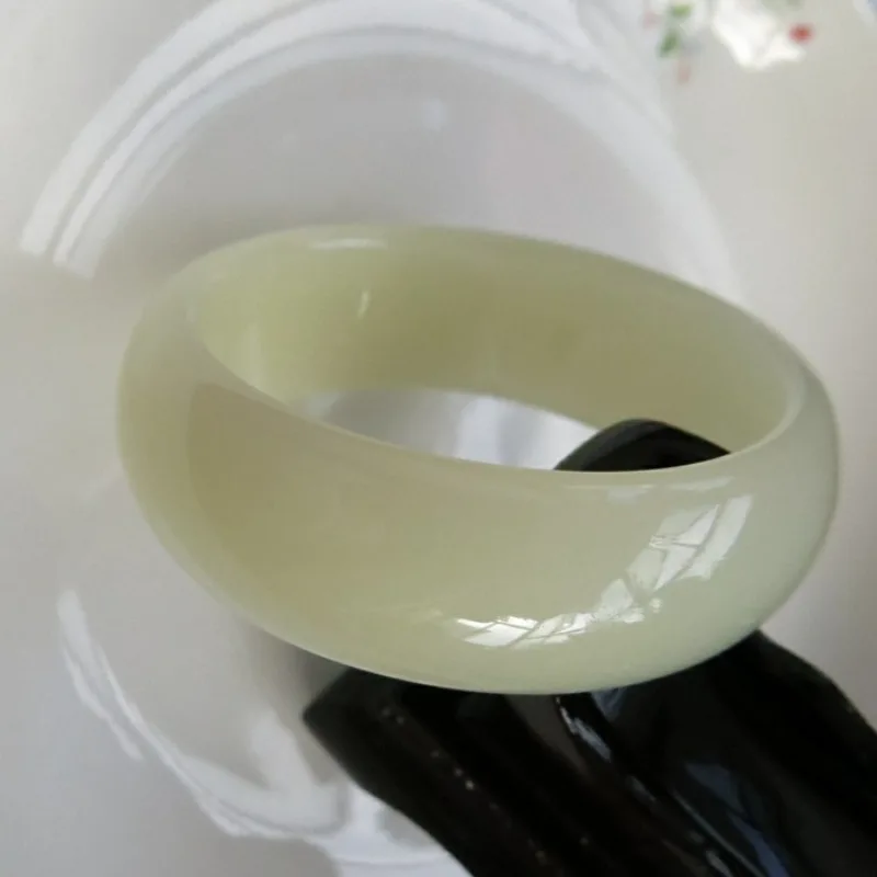 Новый браслет из широкой версии из натурального камня — классический, простой и универсальный аксессуар.
Новый браслет из широкой версии из натурального камня — классический, простой и универсальный аксессуар.