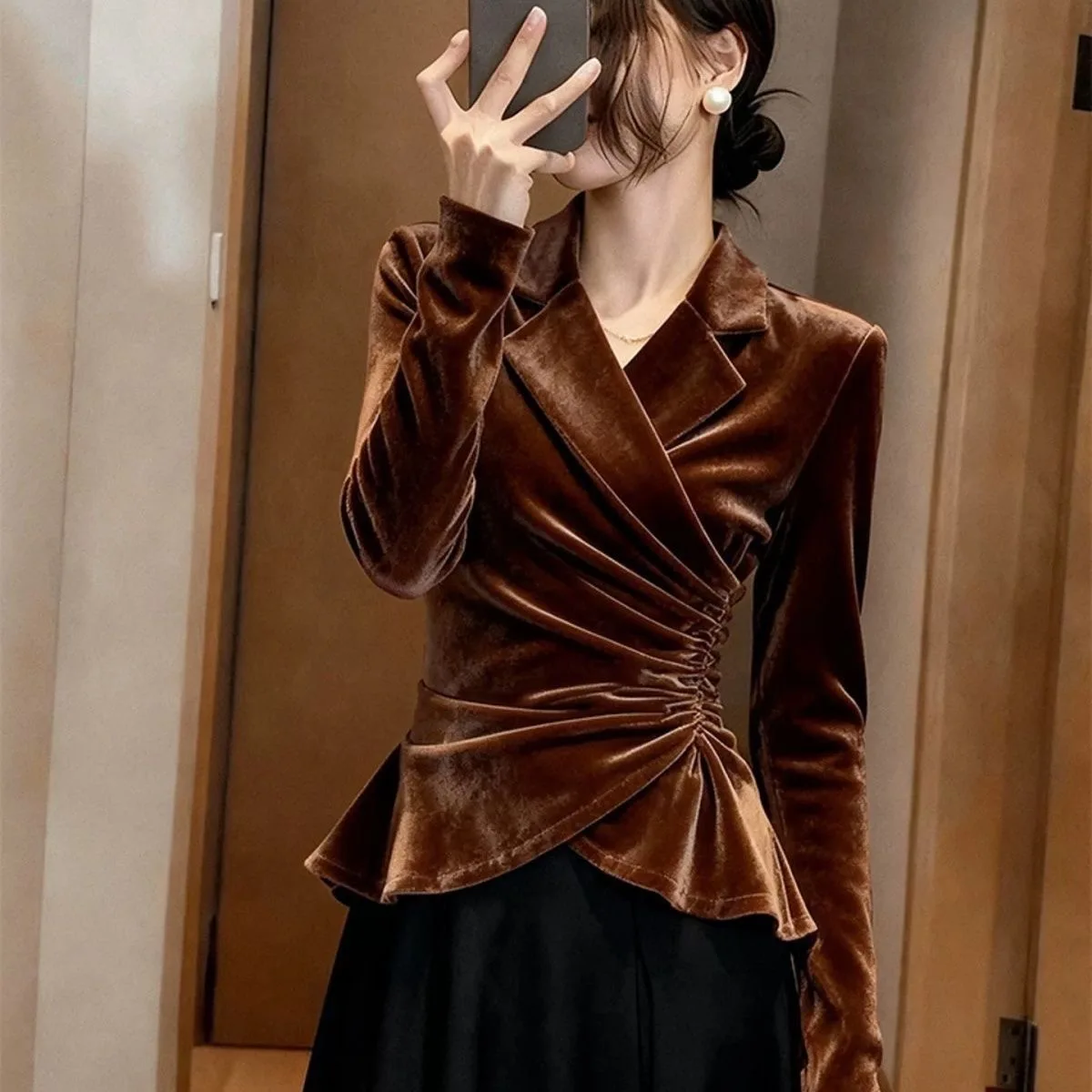 Женская бархатная рубашка на осень-зиму, приталенная, с завышенной талией, с длинным рукавом, формальная, класса люкс, для офиса, однотонная
Женская бархатная рубашка на осень-зиму, приталенная, с завышенной талией, с длинным рукавом, формальная, класса люкс, для офиса, однотонная