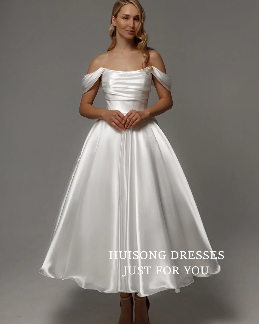 HUISONG Customized Satin Midi Wedding Dresses Off Shoulder Sleeveless A-Line Tea-Length Beach Bridal Gown vestidos de novia
HUISONG Customized Satin Midi Wedding Dresses Off Shoulder Sleeveless A-Line Tea-Length Beach Bridal Gown vestidos de novia