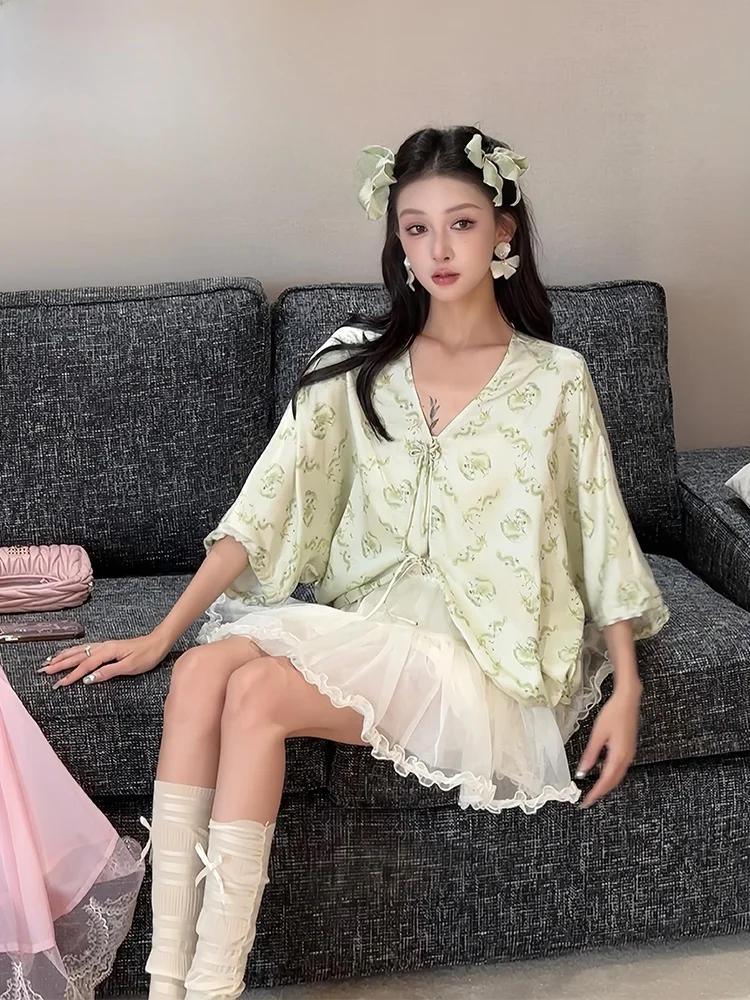 Летний тонкий комплект из двух предметов от Trubadurapeach: милая футболка средней длины с V-образным вырезом и цветочным принтом для женщин
Летний тонкий комплект из двух предметов от Trubadurapeach: милая футболка средней длины с V-образным вырезом и цветочным принтом для женщин