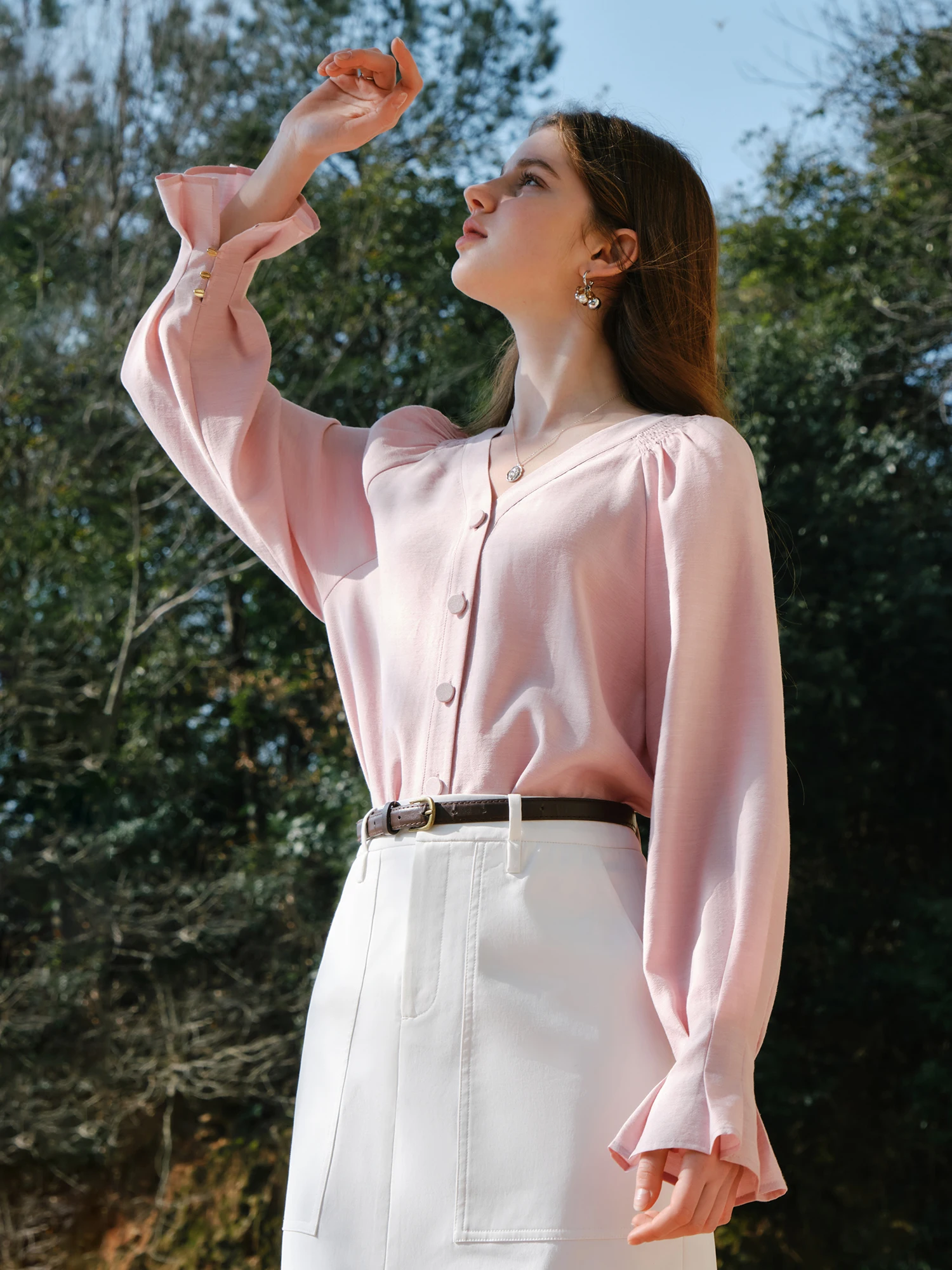FSLE Office Lady French V-neck Long-sleeved Shirt for Women 2025 Spring New Korean Loose Tops Casual Loose Shirts 25FS11287
FSLE Office Lady French V-neck Long-sleeved Shirt for Women 2025 Spring New Korean Loose Tops Casual Loose Shirts 25FS11287