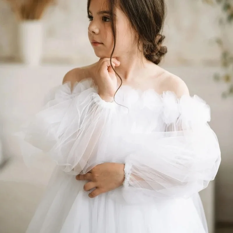 Custom flower girl dress, white tulle, with bows and flowers, long tail and long sleeves, for weddings and birthday parties
Custom flower girl dress, white tulle, with bows and flowers, long tail and long sleeves, for weddings and birthday parties
