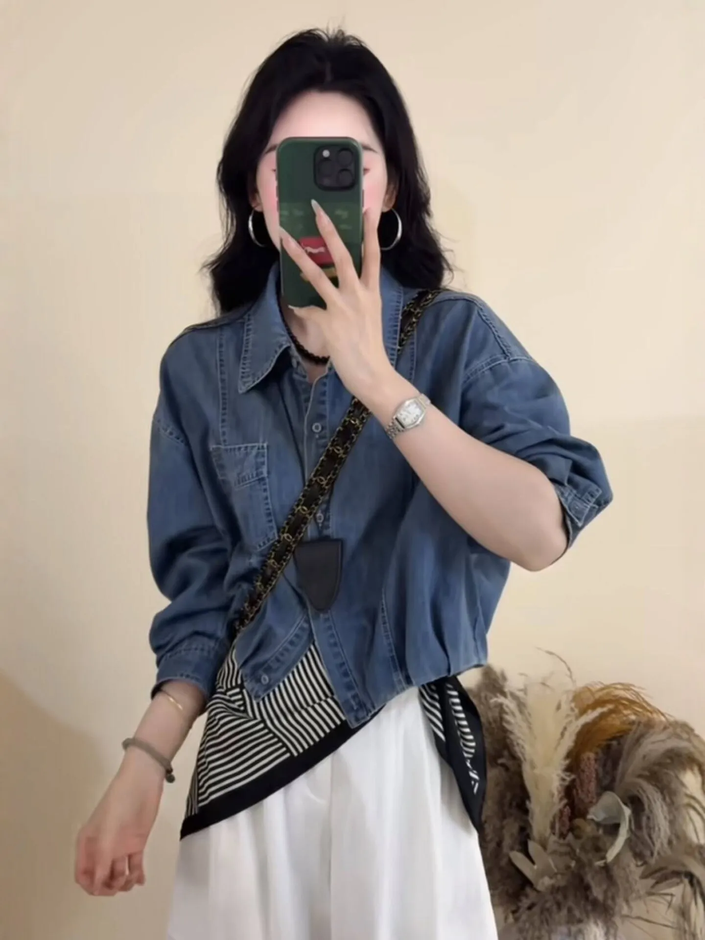 Stylish Vintage Denim Shirt Women's Fashionable Age-Defying Silk Scarf Top Long Sleeve Button-Up Casual Wear for Spring
Stylish Vintage Denim Shirt Women's Fashionable Age-Defying Silk Scarf Top Long Sleeve Button-Up Casual Wear for Spring