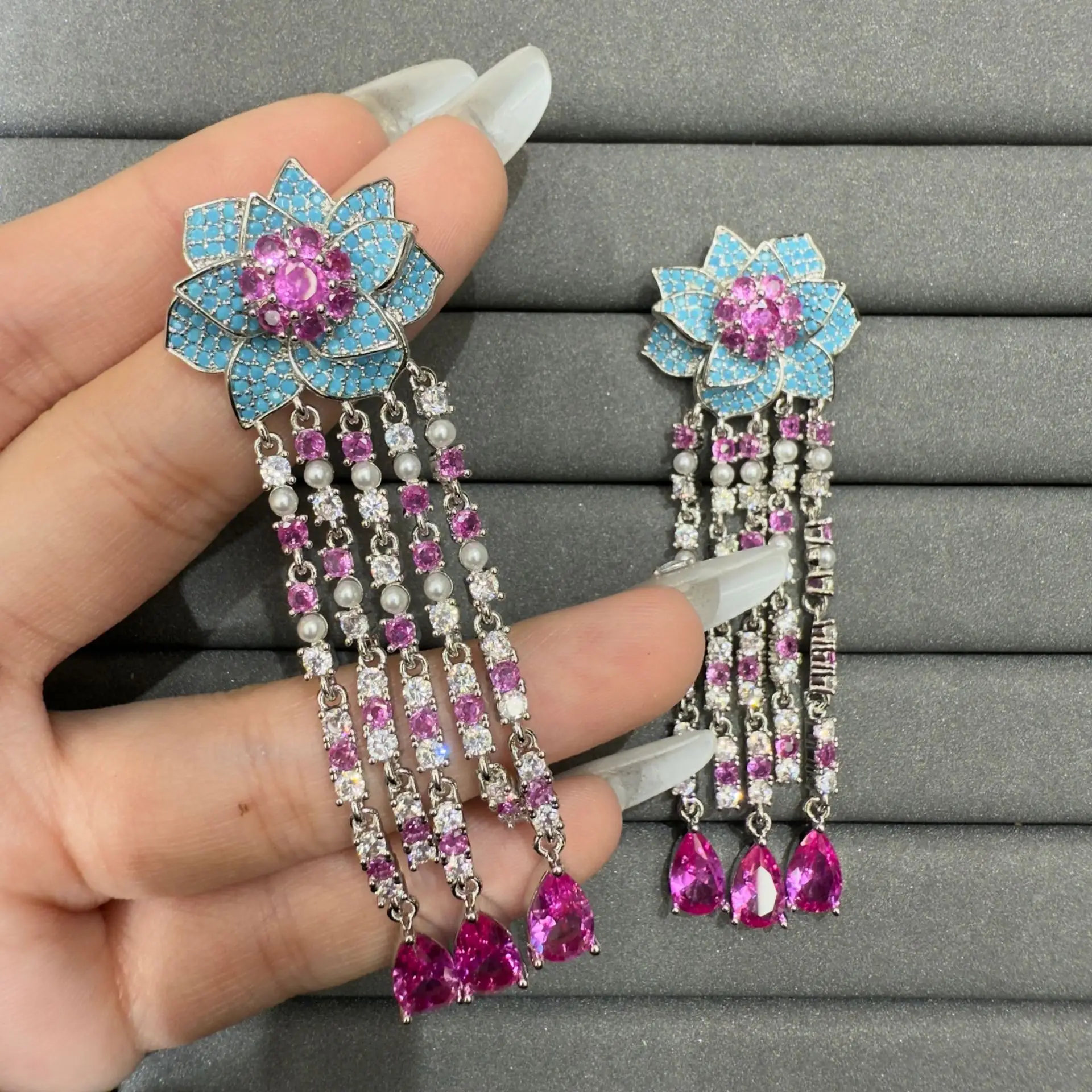 Gorgeous cubic zirconia flower earrings for women sweet jewelry gala event party chain dangling earrings pink blue yellow fushia
Gorgeous cubic zirconia flower earrings for women sweet jewelry gala event party chain dangling earrings pink blue yellow fushia