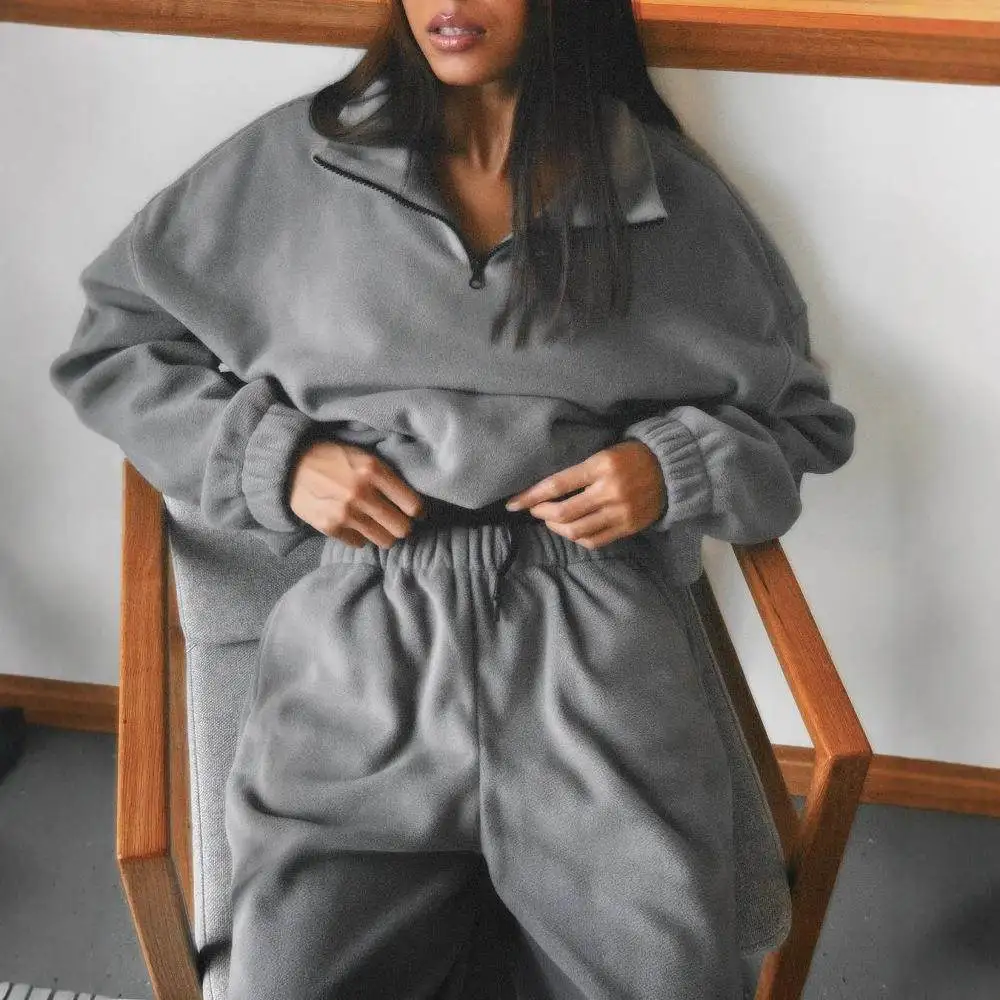 Хит продаж: Женский спортивный повседневный костюм-двойка 2025 года (худи и брюки) из ПВХ-ткани с низкой посадкой на талии, европейский стиль, для женщин среднего возраста
Хит продаж: Женский спортивный повседневный костюм-двойка 2025 года (худи и брюки) из ПВХ-ткани с низкой посадкой на талии, европейский стиль, для женщин среднего возраста