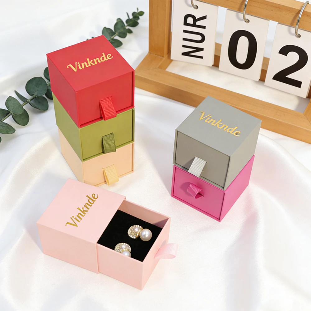 Custom Logo 5x5x4cm Kraft Paper Packaging Box Jewelry Necklaces Rings Earrings Bracelet Gift Case Portable Jewelry Storage Boxes
Custom Logo 5x5x4cm Kraft Paper Packaging Box Jewelry Necklaces Rings Earrings Bracelet Gift Case Portable Jewelry Storage Boxes