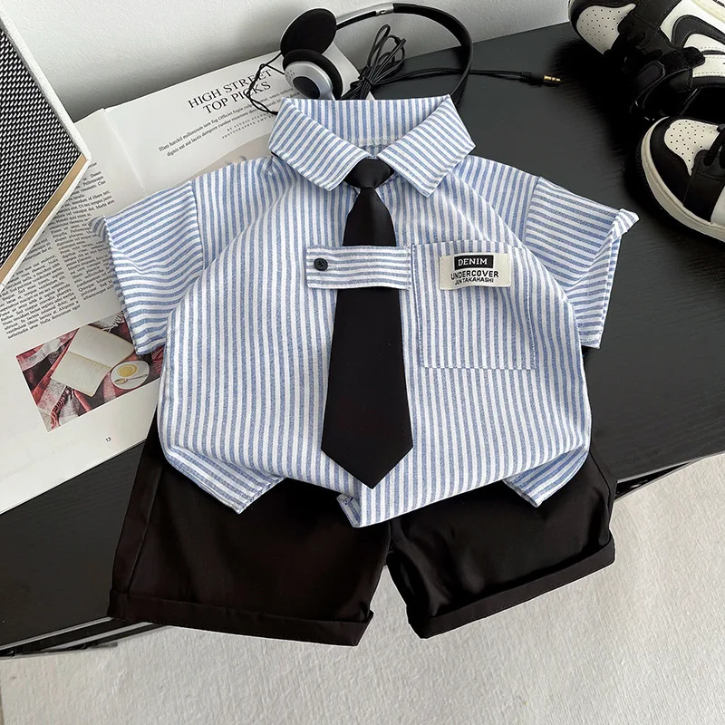 2026 Summer Baby Boy 2PCS Preppy Outfit Striped Short Sleeve Shirt with Tie & Black Shorts Set for Kids School Uniform Party
2026 Summer Baby Boy 2PCS Preppy Outfit Striped Short Sleeve Shirt with Tie & Black Shorts Set for Kids School Uniform Party