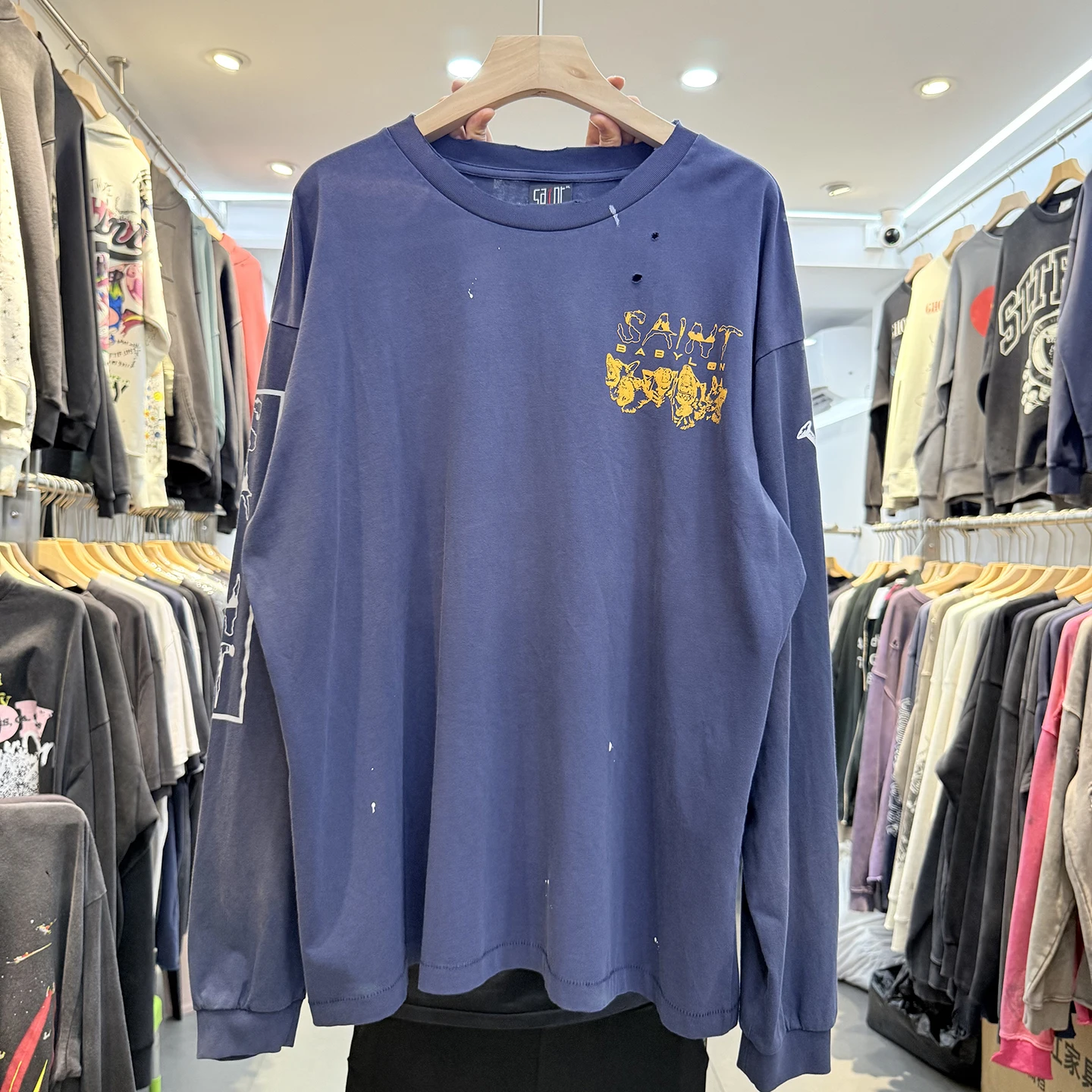 Retro American High Street Style Oversize Long Sleeve T-Shirt with Nail Head Print And Hole Washed Casual Loose Top for Teens
Retro American High Street Style Oversize Long Sleeve T-Shirt with Nail Head Print And Hole Washed Casual Loose Top for Teens
