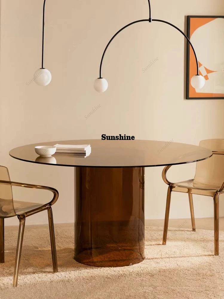 Стеклянный круглый обеденный стол, простой дизайн, коричневый деловой стол.
Стеклянный круглый обеденный стол, простой дизайн, коричневый деловой стол.