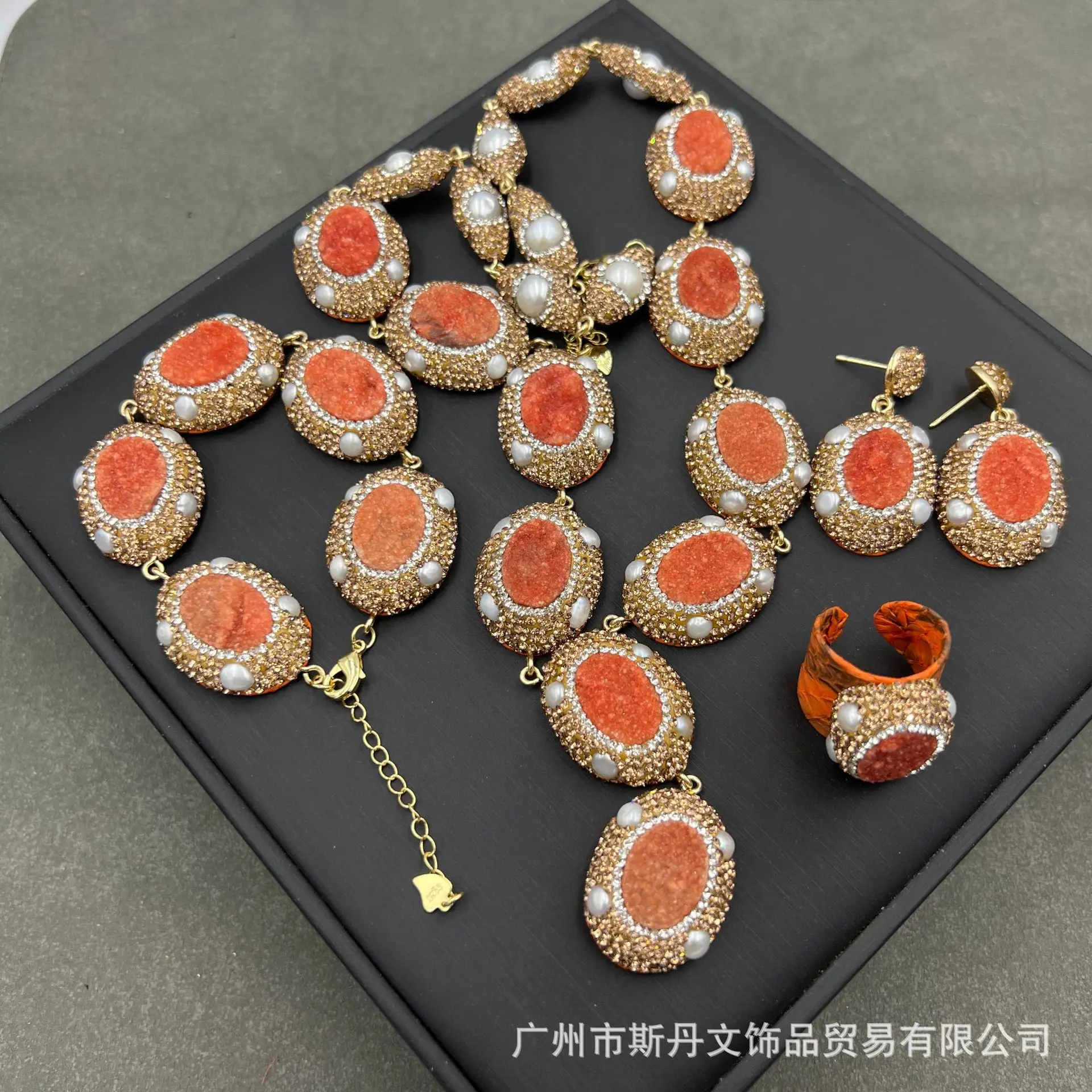 Natural ore crystal tooth set, ethnic style retro personalized banquet point crystal bracelet literary pendant, earrings, rings.
Natural ore crystal tooth set, ethnic style retro personalized banquet point crystal bracelet literary pendant, earrings, rings.