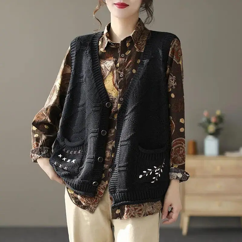 Women Embroidery Pocket Waistcoat V-neck Knitted Cardigan Vest Retro Literary Loose Sleeveless Cardigan Chic Crop Tops
Women Embroidery Pocket Waistcoat V-neck Knitted Cardigan Vest Retro Literary Loose Sleeveless Cardigan Chic Crop Tops
