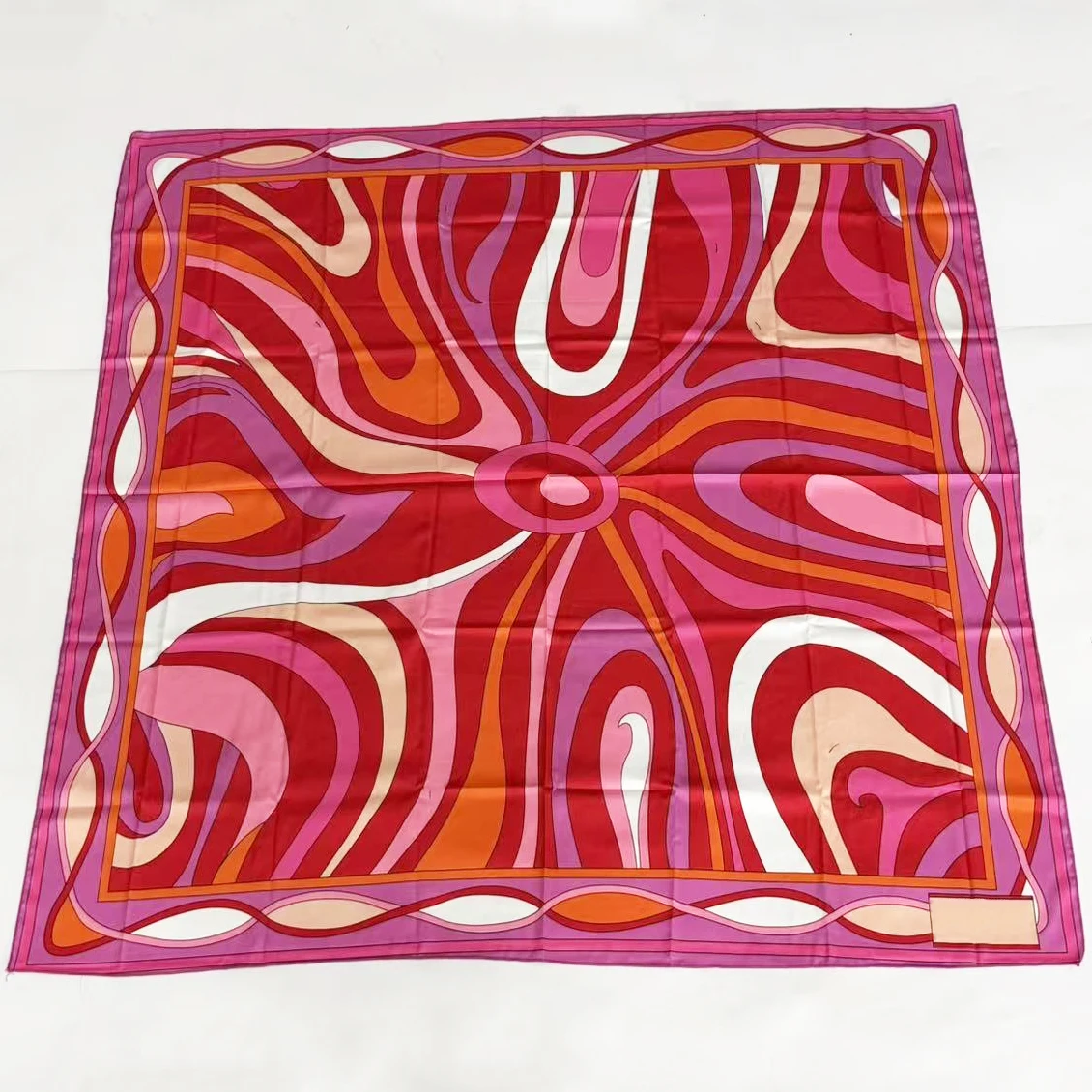 Luxury Design Women's Red Silk Square Scarf with Designer Signature Letter Logo Classic Brand Lady One Side Beach Skirts
Luxury Design Women's Red Silk Square Scarf with Designer Signature Letter Logo Classic Brand Lady One Side Beach Skirts