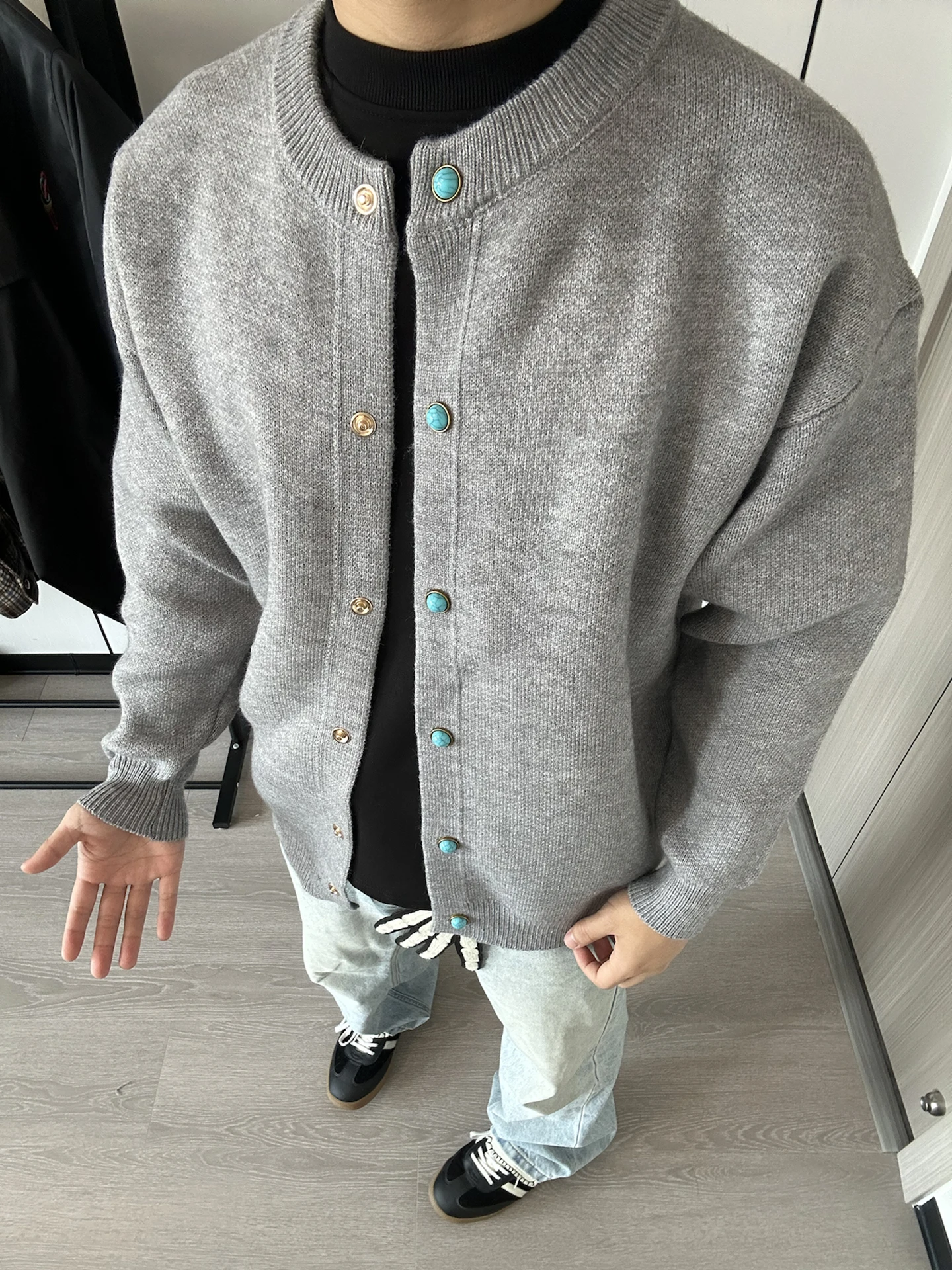 Мужской мягкий вязаный свитер-кардиган тюркоазового цвета на пуговицах, свободного кроя, с длинными рукавами и круглым вырезом
Мужской мягкий вязаный свитер-кардиган тюркоазового цвета на пуговицах, свободного кроя, с длинными рукавами и круглым вырезом