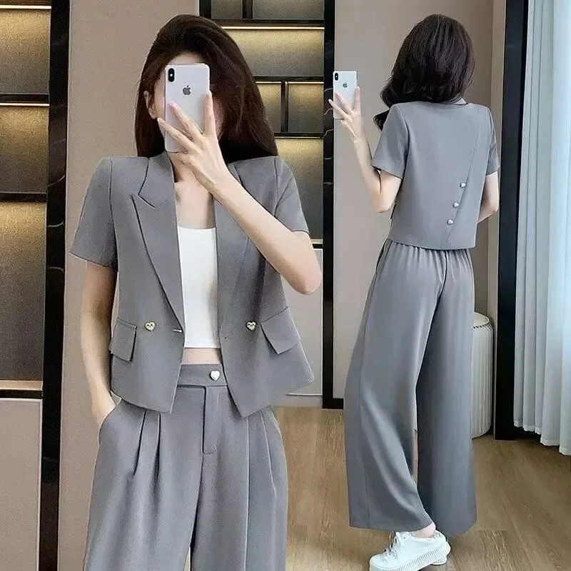 Женский модный короткий костюм, весна-лето 2024, новая маленькая куртка, топы и широкие брюки, 2 комплекта из двух предметов, однотонный наряд 
Женский модный короткий костюм, весна-лето 2024, новая маленькая куртка, топы и широкие брюки, 2 комплекта из двух предметов, однотонный наряд
