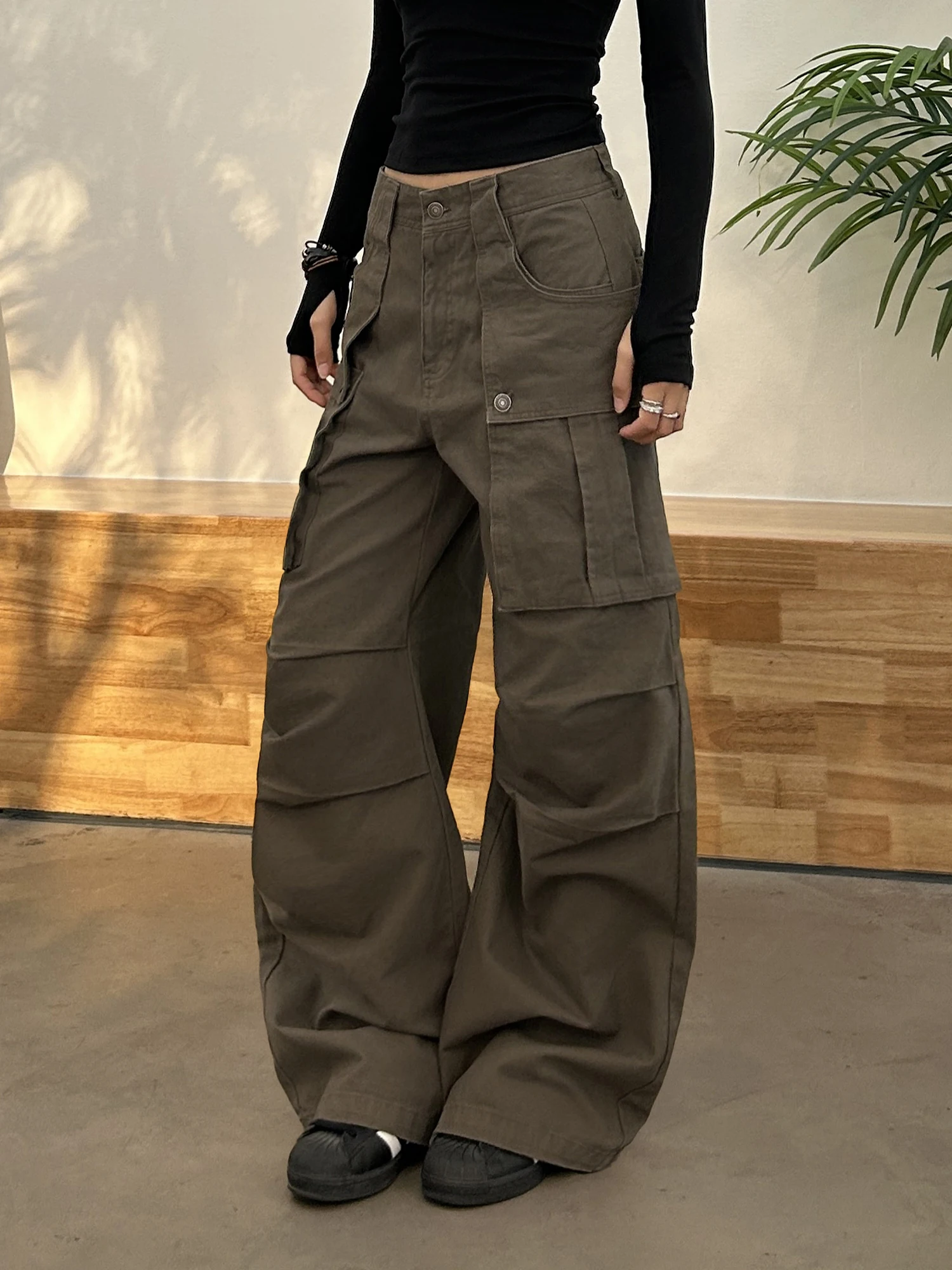 Американские плиссированные брюки-карго, женские повседневные широкие брюки со складками и большими цветами, прямые брюки
Американские плиссированные брюки-карго, женские повседневные широкие брюки со складками и большими цветами, прямые брюки