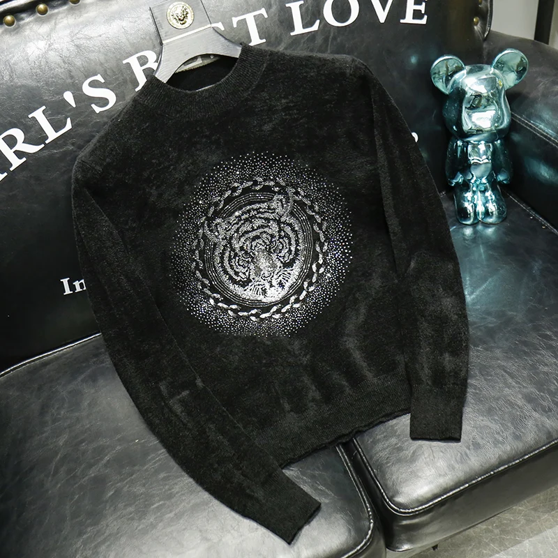 Новый мужской вязаный свитер 2025 года с высоким воротником, из вельбоа, с изображением головы тигра, для уверенных в себе людей, из вельвета Haome Mink Velvet
Новый мужской вязаный свитер 2025 года с высоким воротником, из вельбоа, с изображением головы тигра, для уверенных в себе людей, из вельвета Haome Mink Velvet