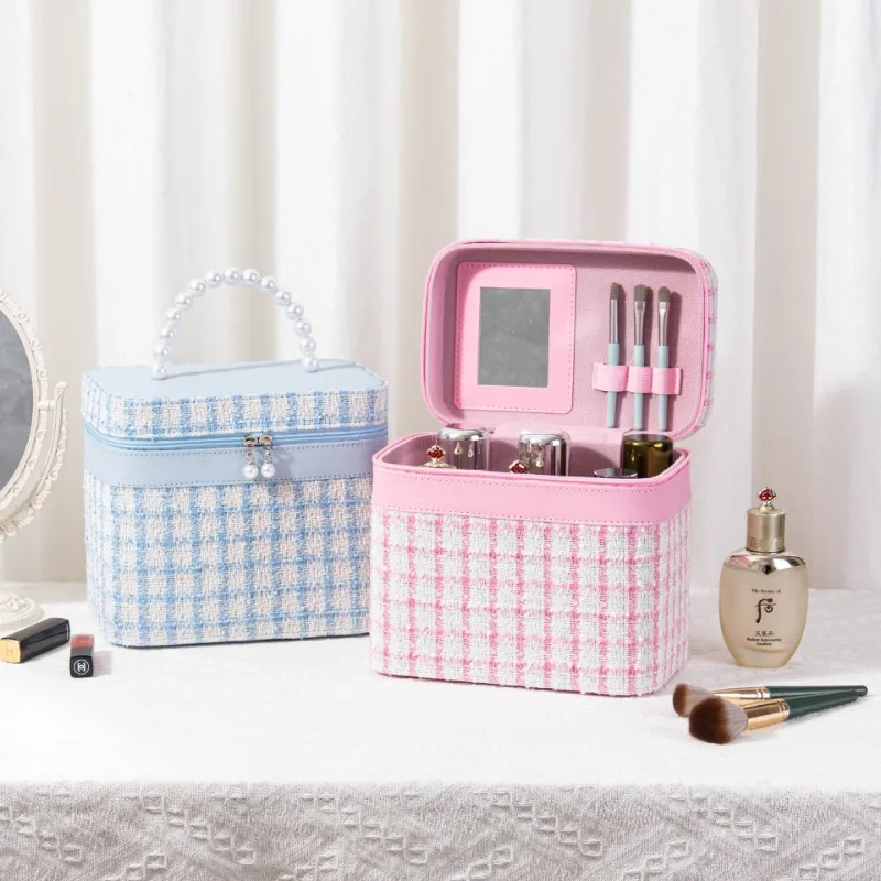 23x15x20cm Large Capacity Makeup Bag Portable Travel Cosmetic Box Multifunctional Use Handheld Needle Thread Box Storage Gift
23x15x20cm Large Capacity Makeup Bag Portable Travel Cosmetic Box Multifunctional Use Handheld Needle Thread Box Storage Gift