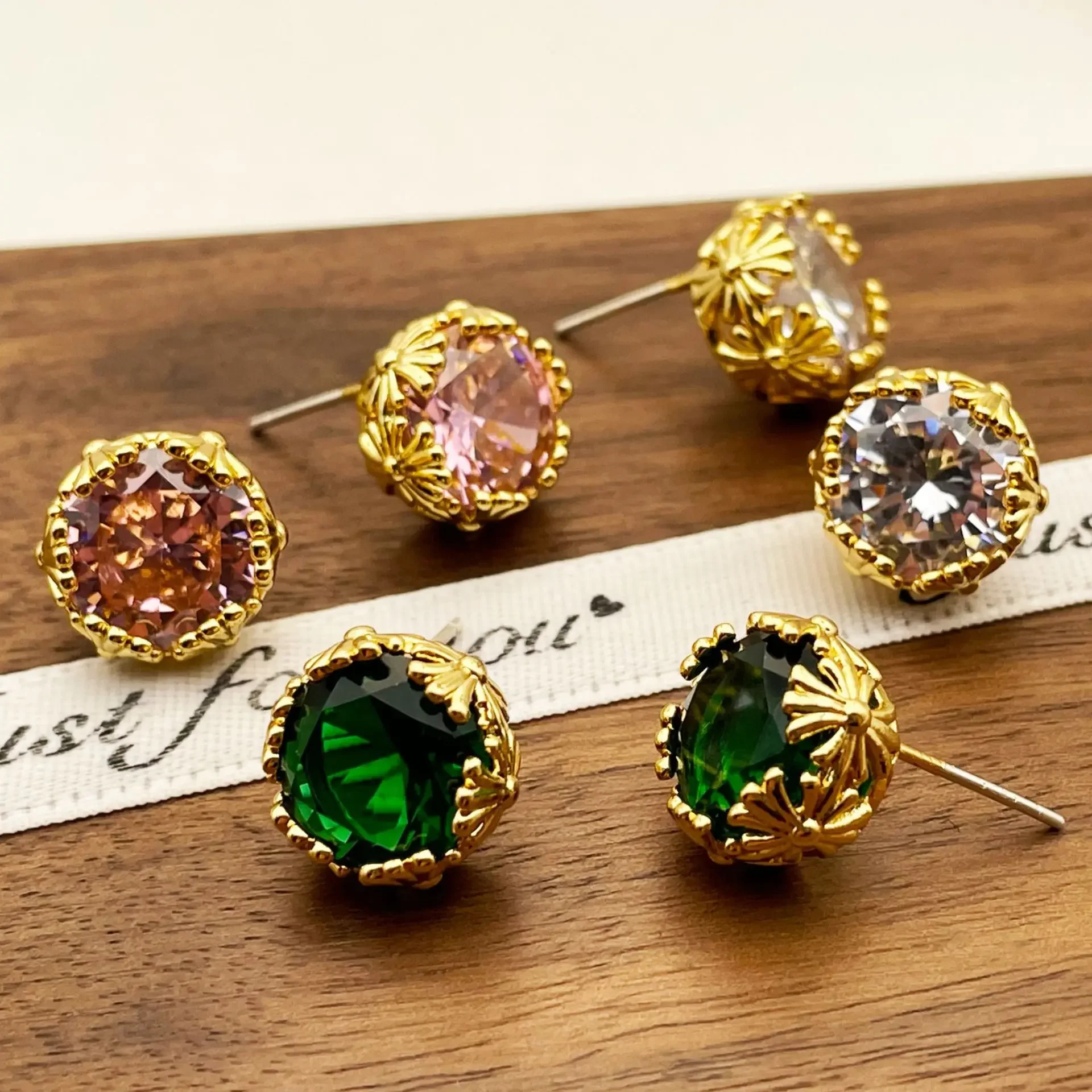 Retro gold round fashion light luxury versatile flower hemming large zircon stud earrings women
Retro gold round fashion light luxury versatile flower hemming large zircon stud earrings women