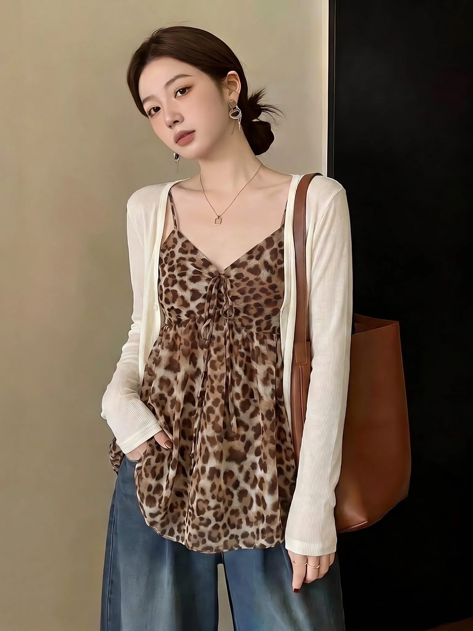 Ladies Summer New plus Size Leopard Print Tank Top Sun Protection Outerwear Cardigan Two Piece Set Thin Model Commute Style
Ladies Summer New plus Size Leopard Print Tank Top Sun Protection Outerwear Cardigan Two Piece Set Thin Model Commute Style