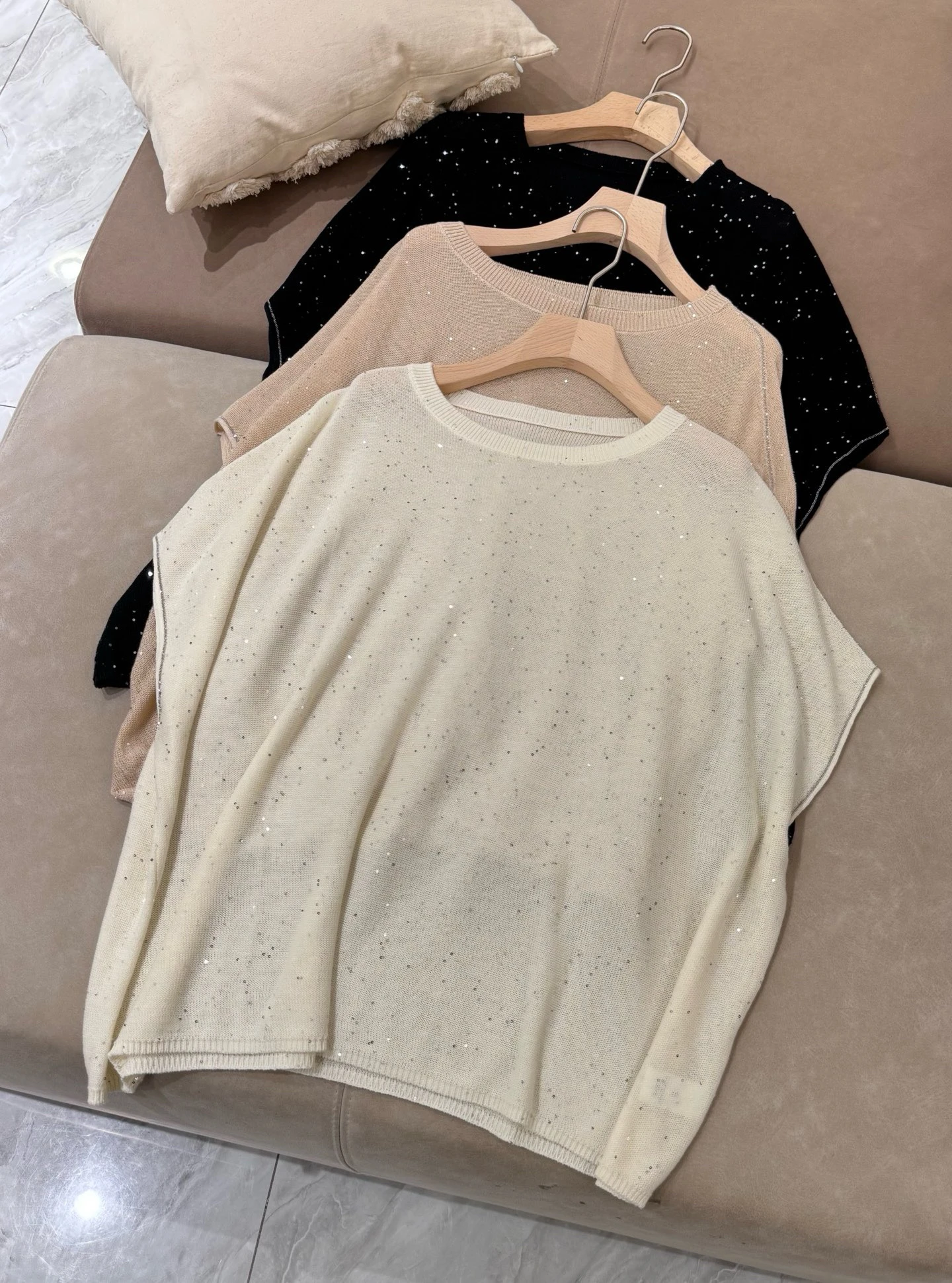 Silk Loose Knitted ort Sve round Ne Cowl Ne Coat Casual Sle Women's Top Slimming Versatile Summer T-irt
Silk Loose Knitted ort Sve round Ne Cowl Ne Coat Casual Sle Women's Top Slimming Versatile Summer T-irt