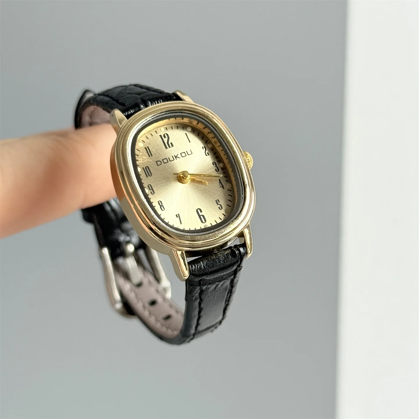 DOUKOU 3937, кардамонные овальные ретро-часы, нишевые, высокая красота, художественные, универсальные, простые, темпераментные, с поясом, женские часы, подарок
DOUKOU 3937, кардамонные овальные ретро-часы, нишевые, высокая красота, художественные, универсальные, простые, темпераментные, с поясом, женские часы, подарок