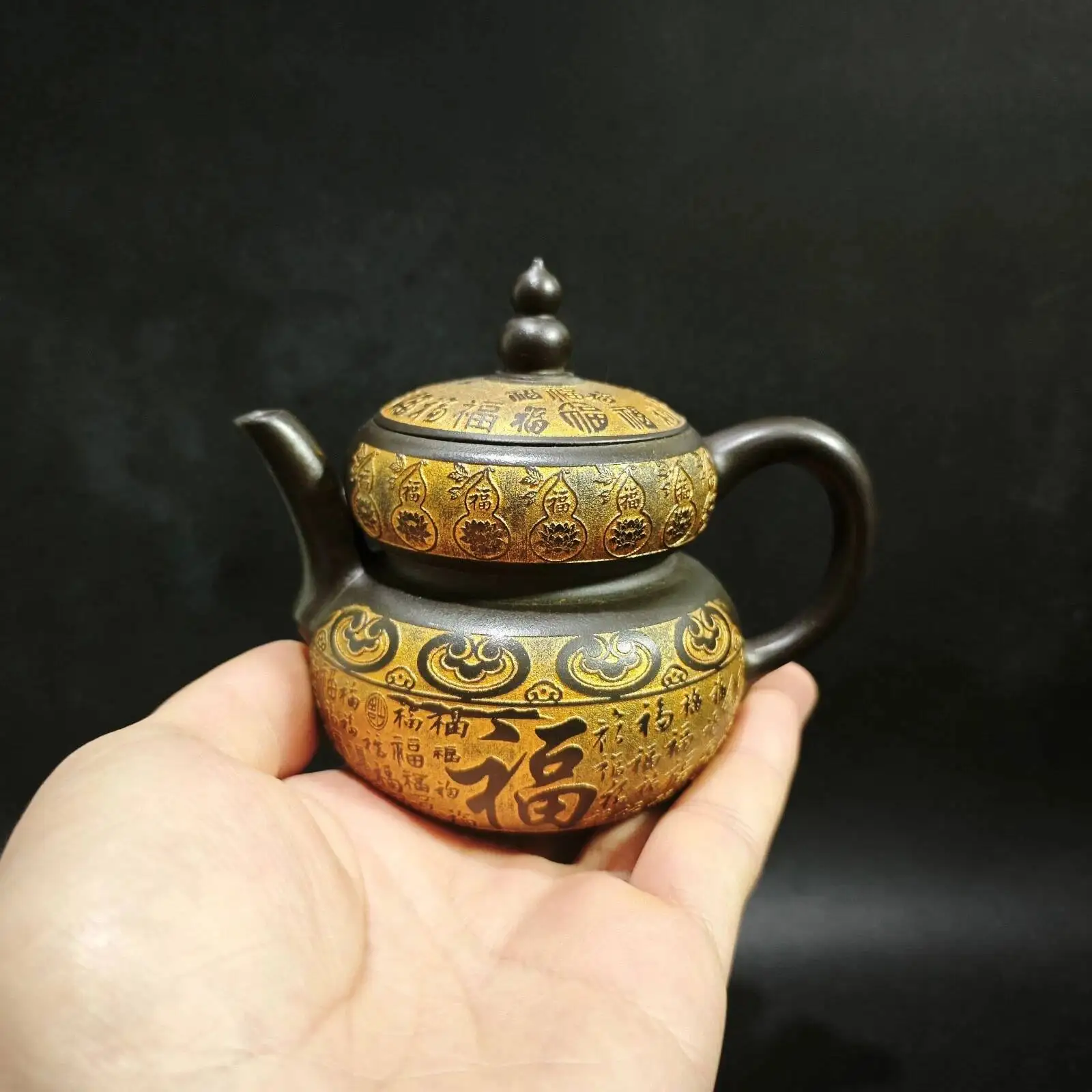 Chinese Yixing Zisha Clay Handmade Exquisite By Gu Jingzhou. Product Name: Gourd-Shaped Teapot 280CC
Chinese Yixing Zisha Clay Handmade Exquisite By Gu Jingzhou. Product Name: Gourd-Shaped Teapot 280CC