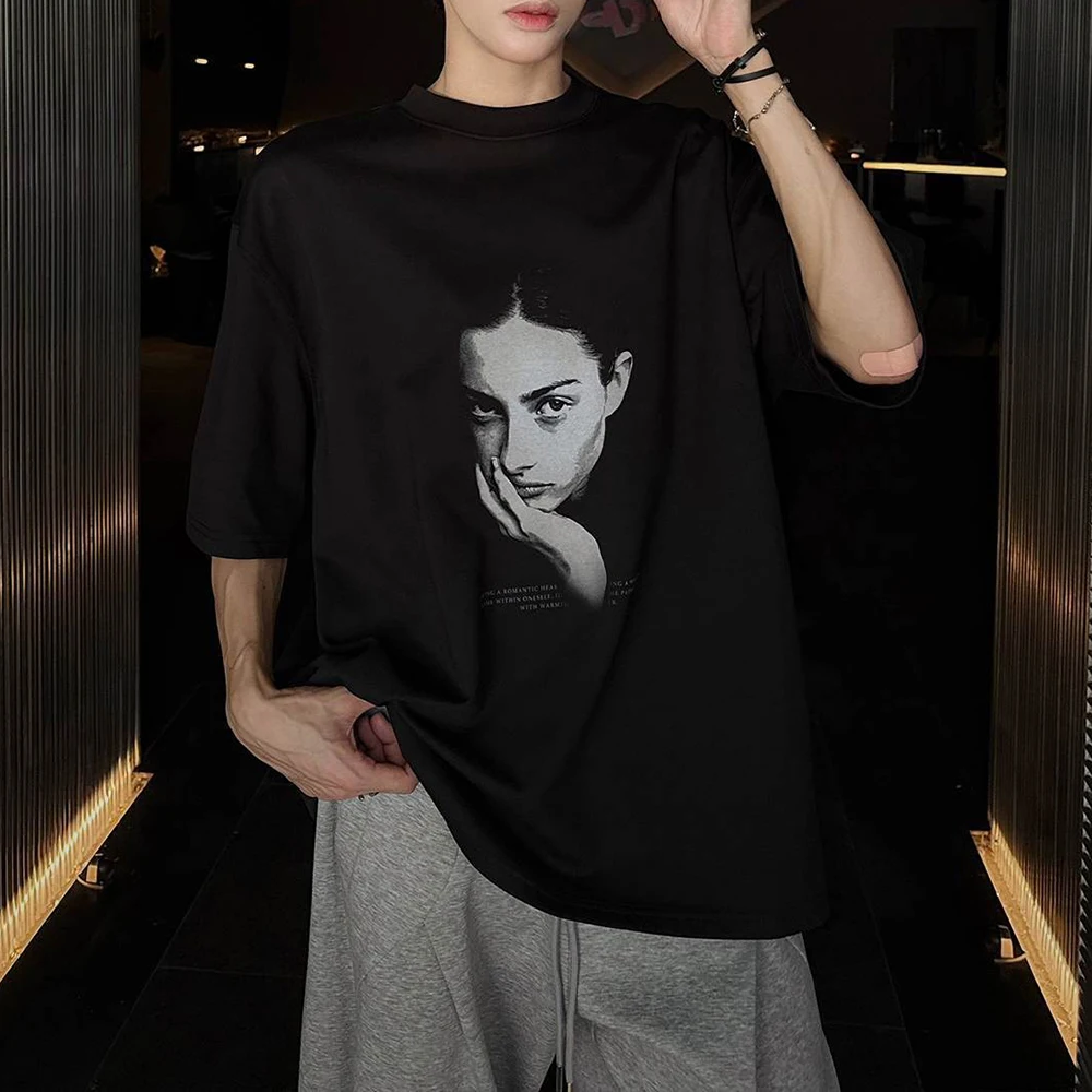 Mens T-Shirt Portrait Print Casual T-Shirt Summer Streetwear Fashion Youth Campus Short-Sleeved Top Men'S Clothing 2025 New
Mens T-Shirt Portrait Print Casual T-Shirt Summer Streetwear Fashion Youth Campus Short-Sleeved Top Men'S Clothing 2025 New