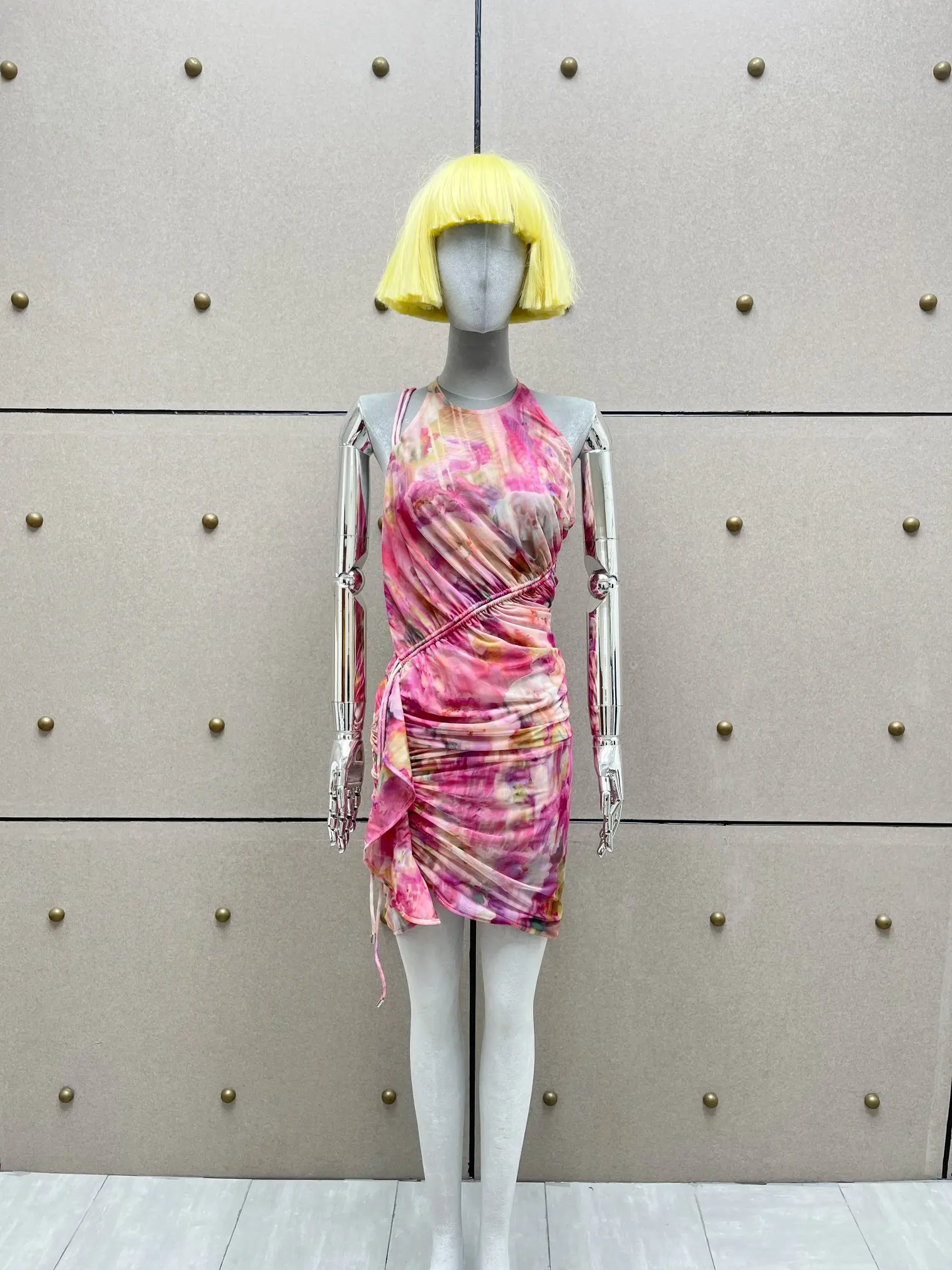 2025 spring/summer new female floral print short sexy narrow shoulder backless pleated slim dress
2025 spring/summer new female floral print short sexy narrow shoulder backless pleated slim dress