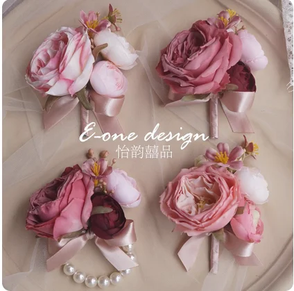 European wedding hand with bride, groom, bridesmaid, groomsman, parents, wedding corsage, sisters, wrist flower meeting opened.
European wedding hand with bride, groom, bridesmaid, groomsman, parents, wedding corsage, sisters, wrist flower meeting opened.