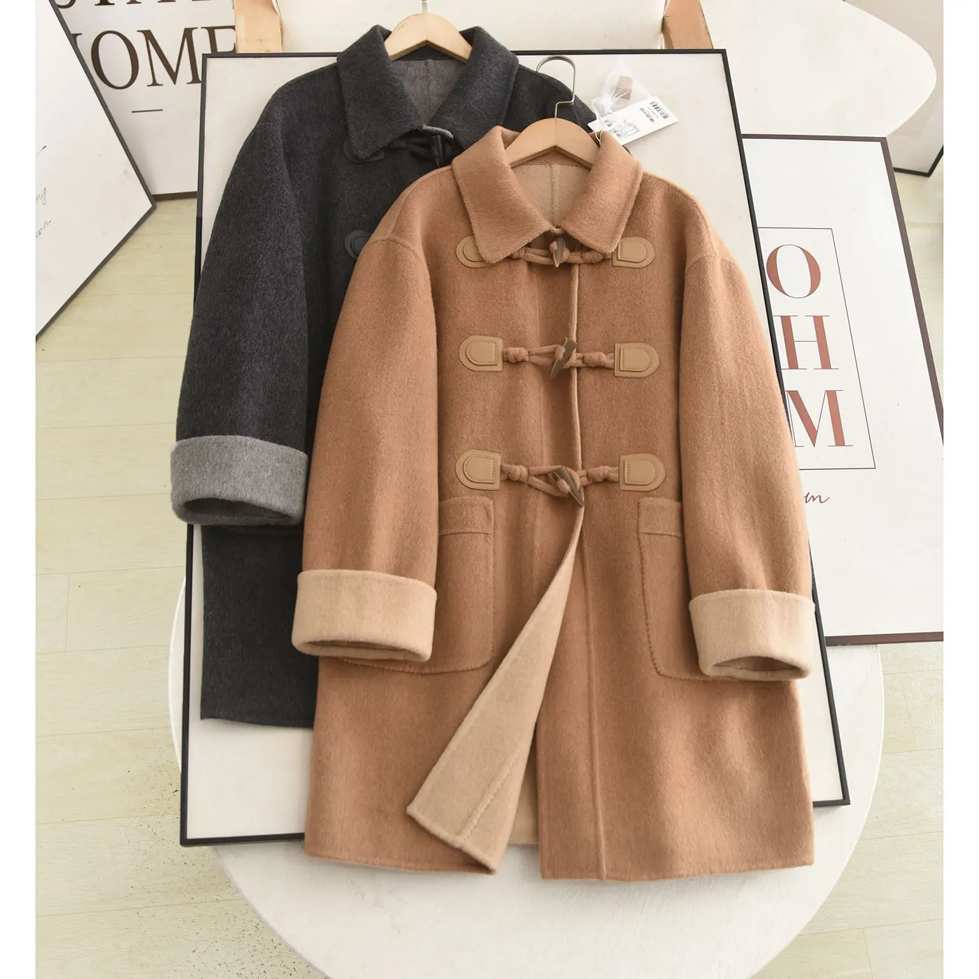 Шерстяное пальто Poetry Series двустороннее, повседневное, свободного кроя, универсальное, на пуговицах, для осени 2025 года, женская модная шерстяная куртка
Шерстяное пальто Poetry Series двустороннее, повседневное, свободного кроя, универсальное, на пуговицах, для осени 2025 года, женская модная шерстяная куртка