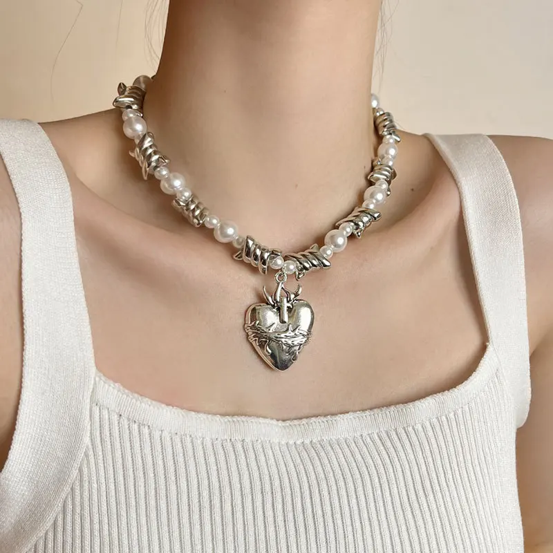Love thorn pearl women's new high-end sweet and cool versatile collarbone necklace
Love thorn pearl women's new high-end sweet and cool versatile collarbone necklace