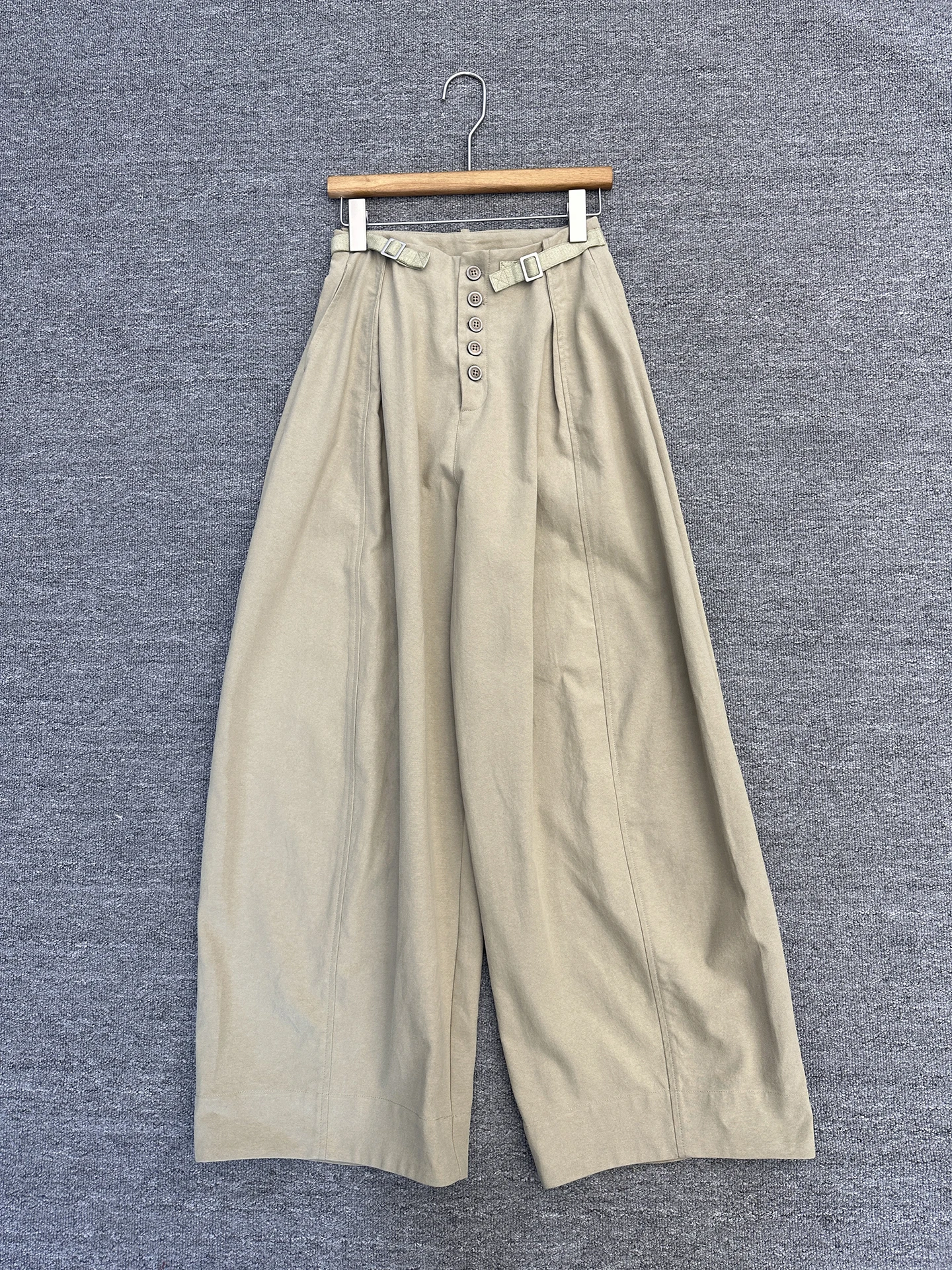 High Waist Button Wide Leg Pants Women Casual Straight Cut Loose Fit Comfortable Cotton Blend Daily Wear Breathable Skin-Frie...
High Waist Button Wide Leg Pants Women Casual Straight Cut Loose Fit Comfortable Cotton Blend Daily Wear Breathable Skin-Frie...