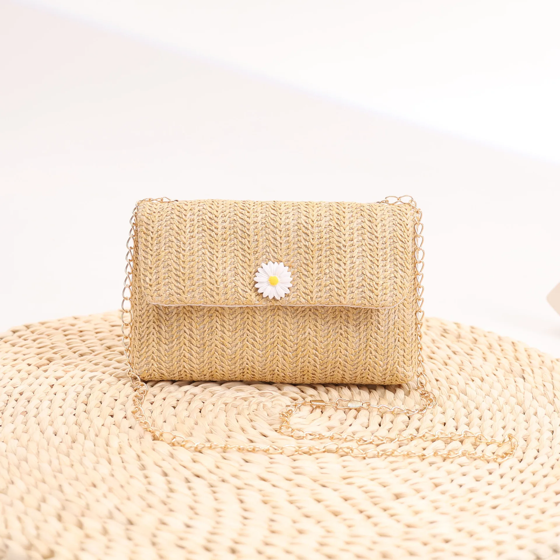 New pearl embellished straw bag women's summer diagonal straddle bag small daisy decorative messenger bag
New pearl embellished straw bag women's summer diagonal straddle bag small daisy decorative messenger bag