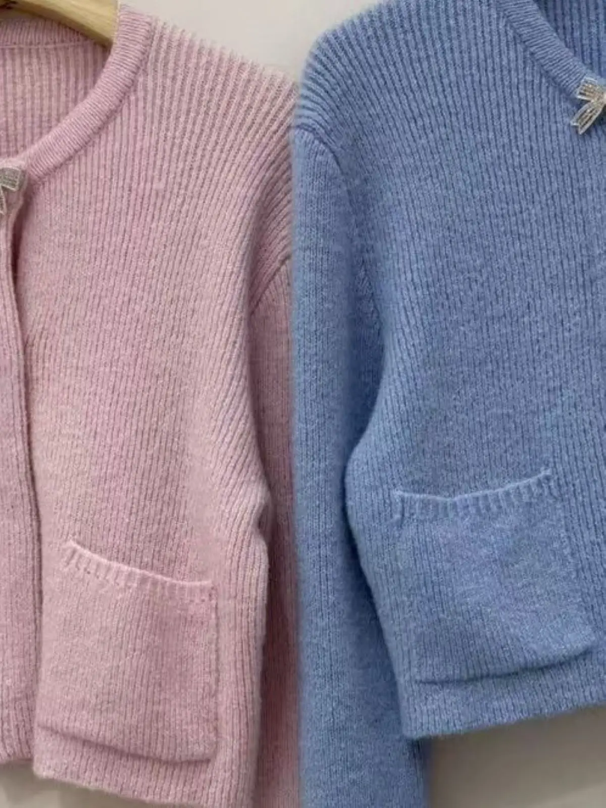 Spring Women Bow Rhinestone Long Sleeve Single Breasted Knit Cardigan Pocket Slim Soft Casual Fashion Sweater
Spring Women Bow Rhinestone Long Sleeve Single Breasted Knit Cardigan Pocket Slim Soft Casual Fashion Sweater